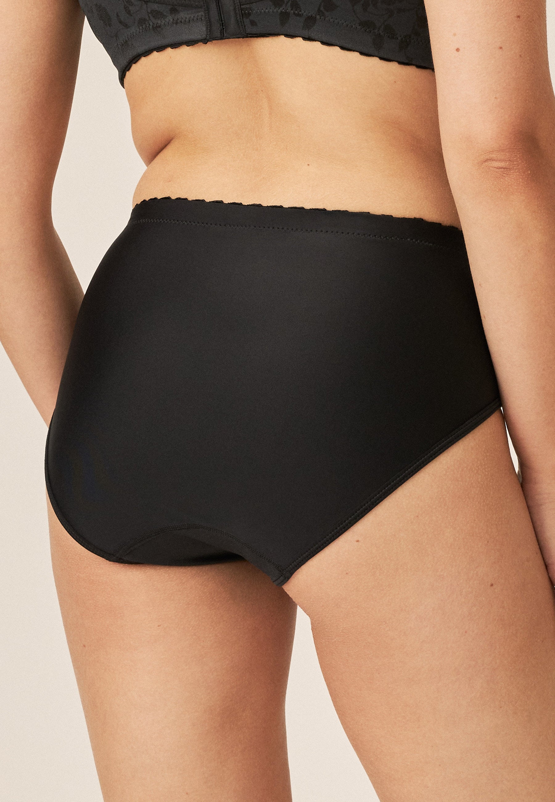 Naturana Minimizer Slip mit Blumenmuster Farbe Schwarz Rückansicht