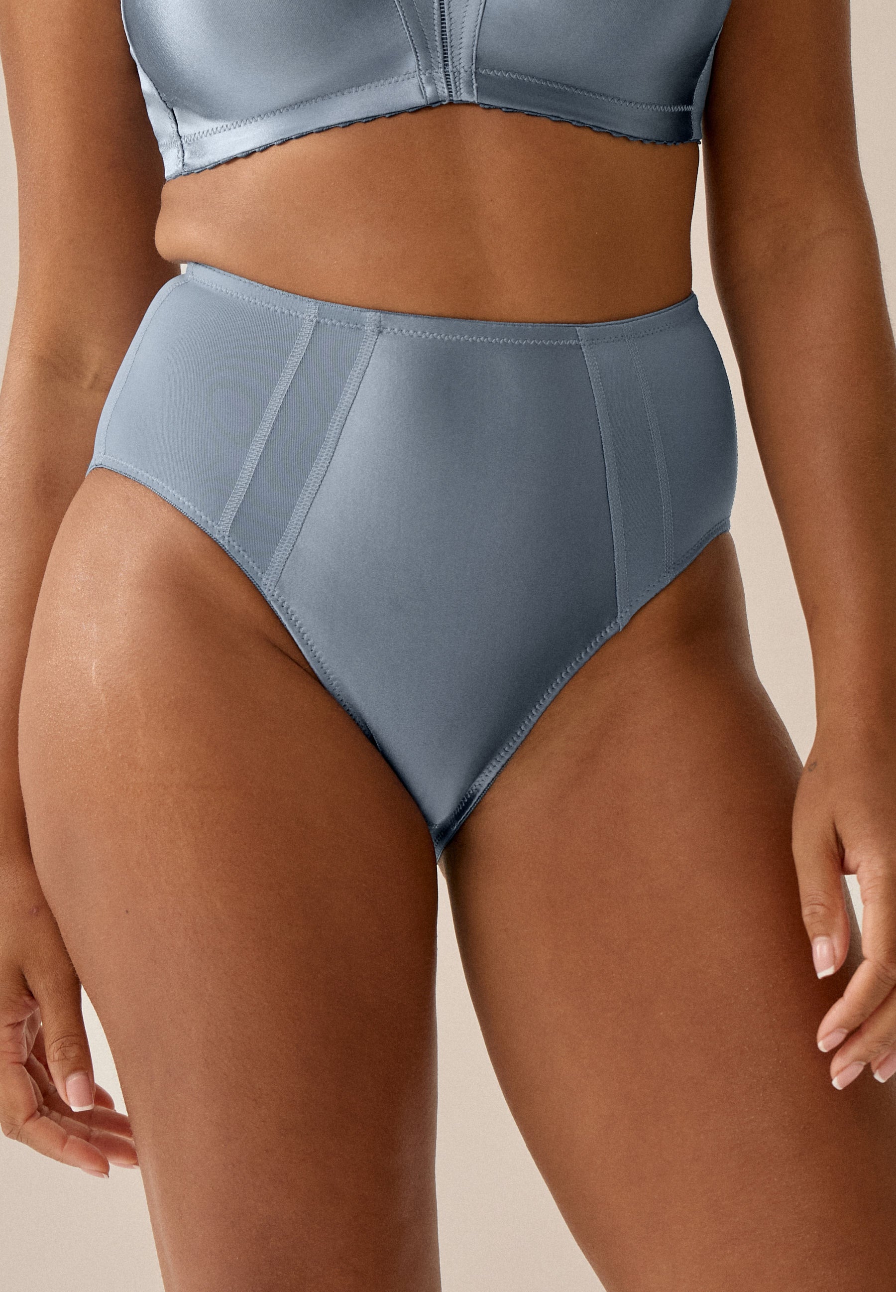 Minimizer Slip in Moonlight Blue von NATURANA, an einem Modell von vorne getragen.