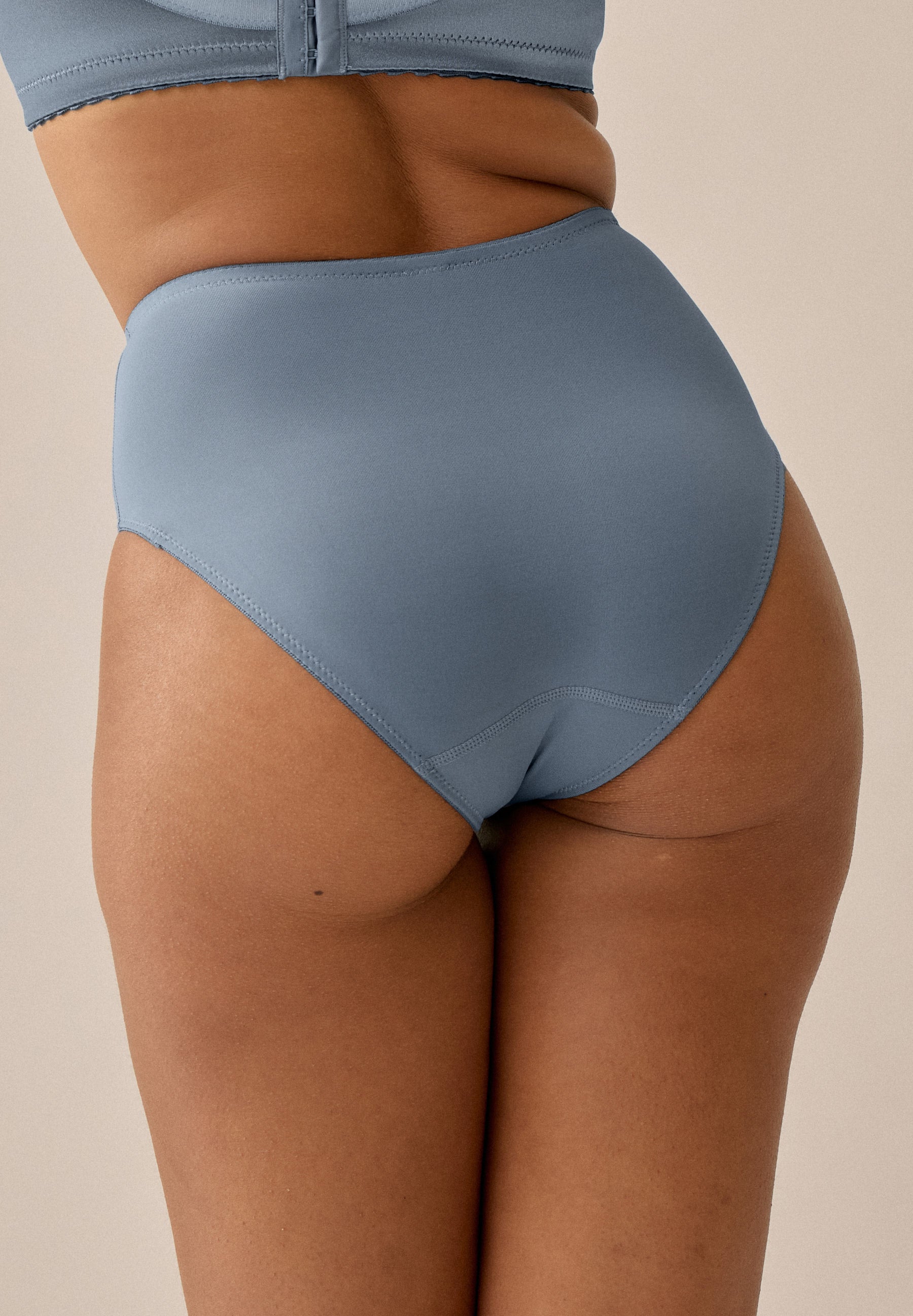 Minimizer Slip in Moonlight Blue von NATURANA, an einem Modell von hinten getragen.