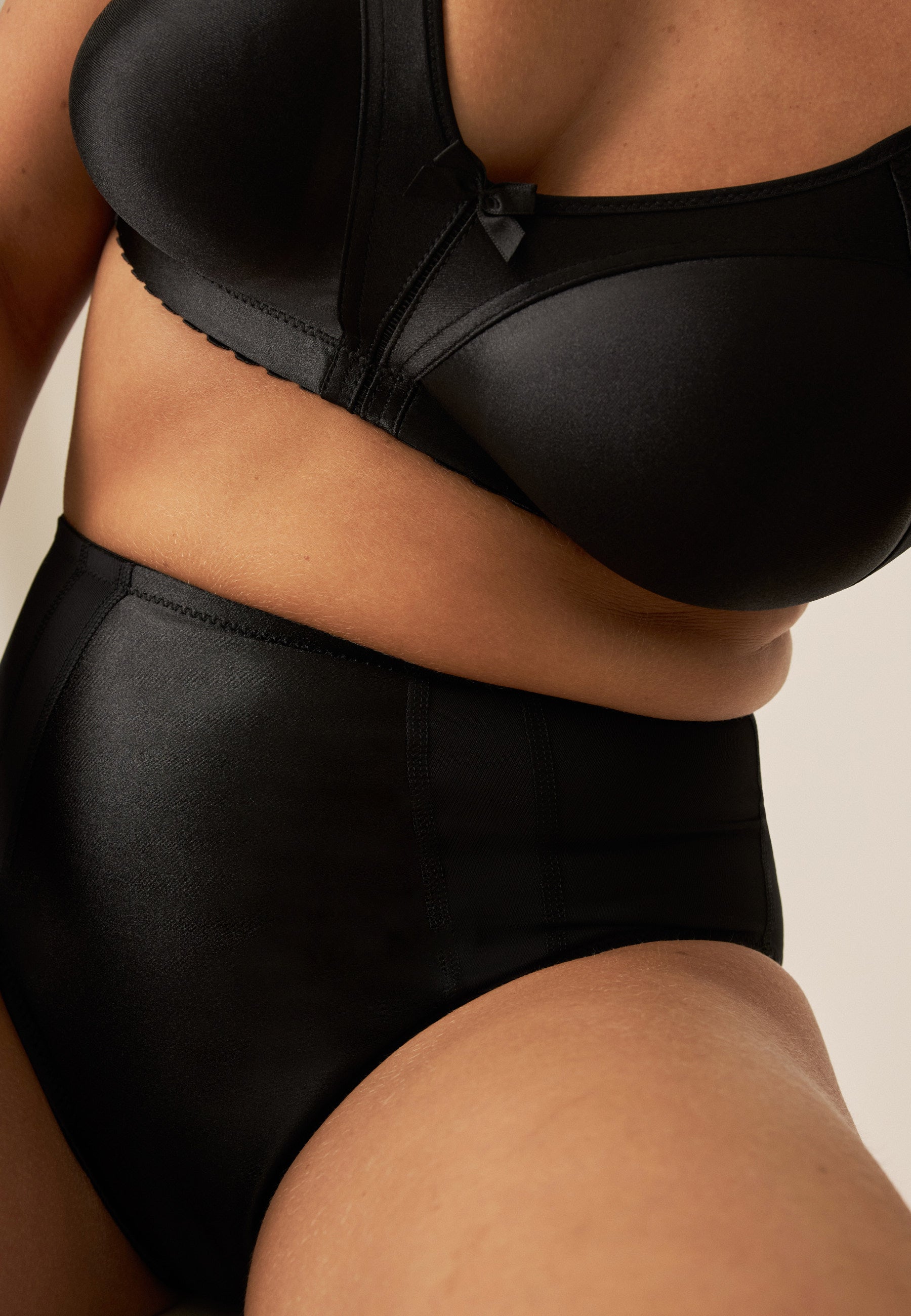Naturana Minimizer Slip Farbe Schwarz zweite Frontansicht