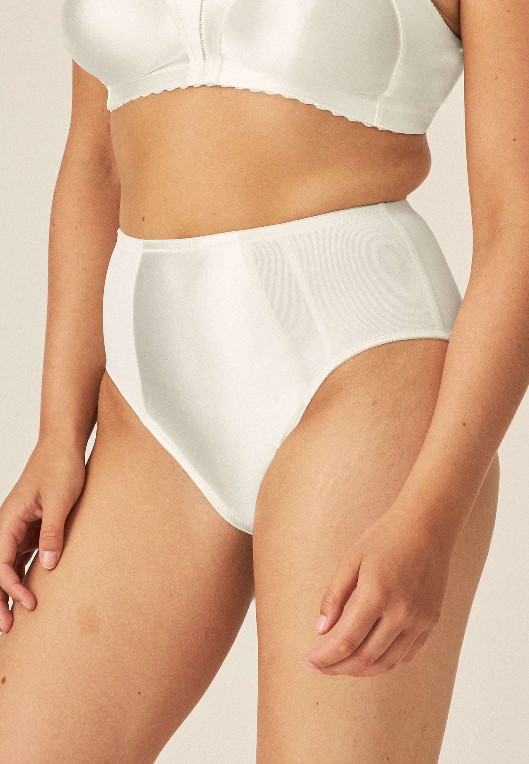 Naturana Minimizer Slip Farbe Champagner zweite Seitenansicht