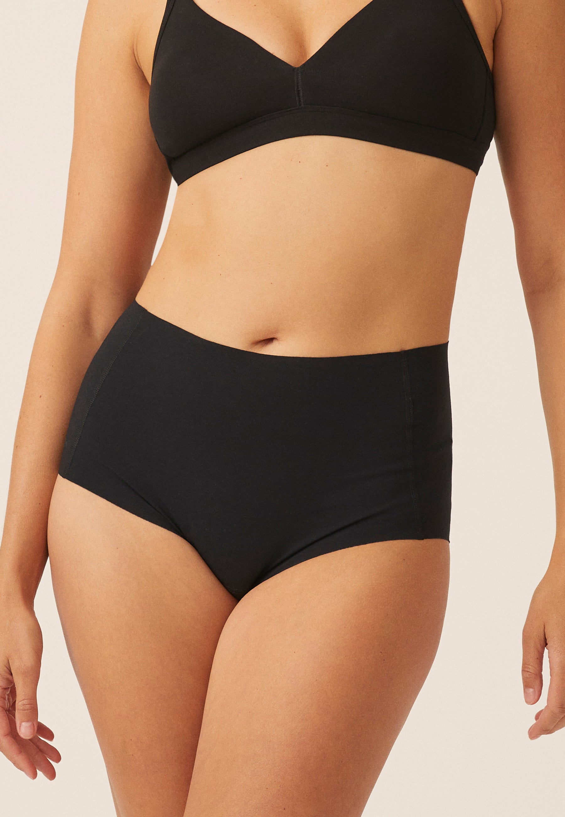 Naturana Taillenslip Farbe Schwarz Frontansicht