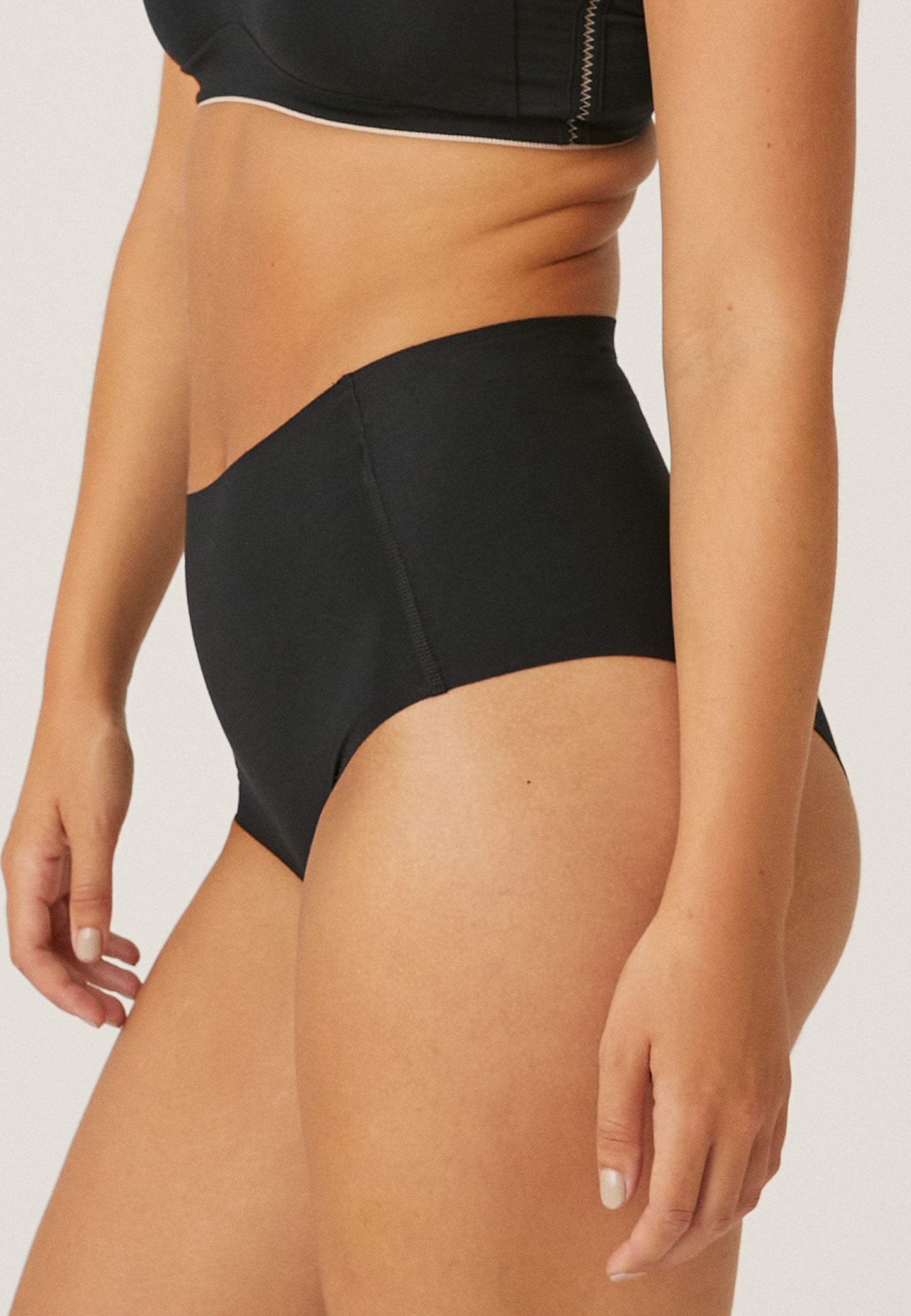Naturana Taillenslip Farbe Schwarz Seitenansicht