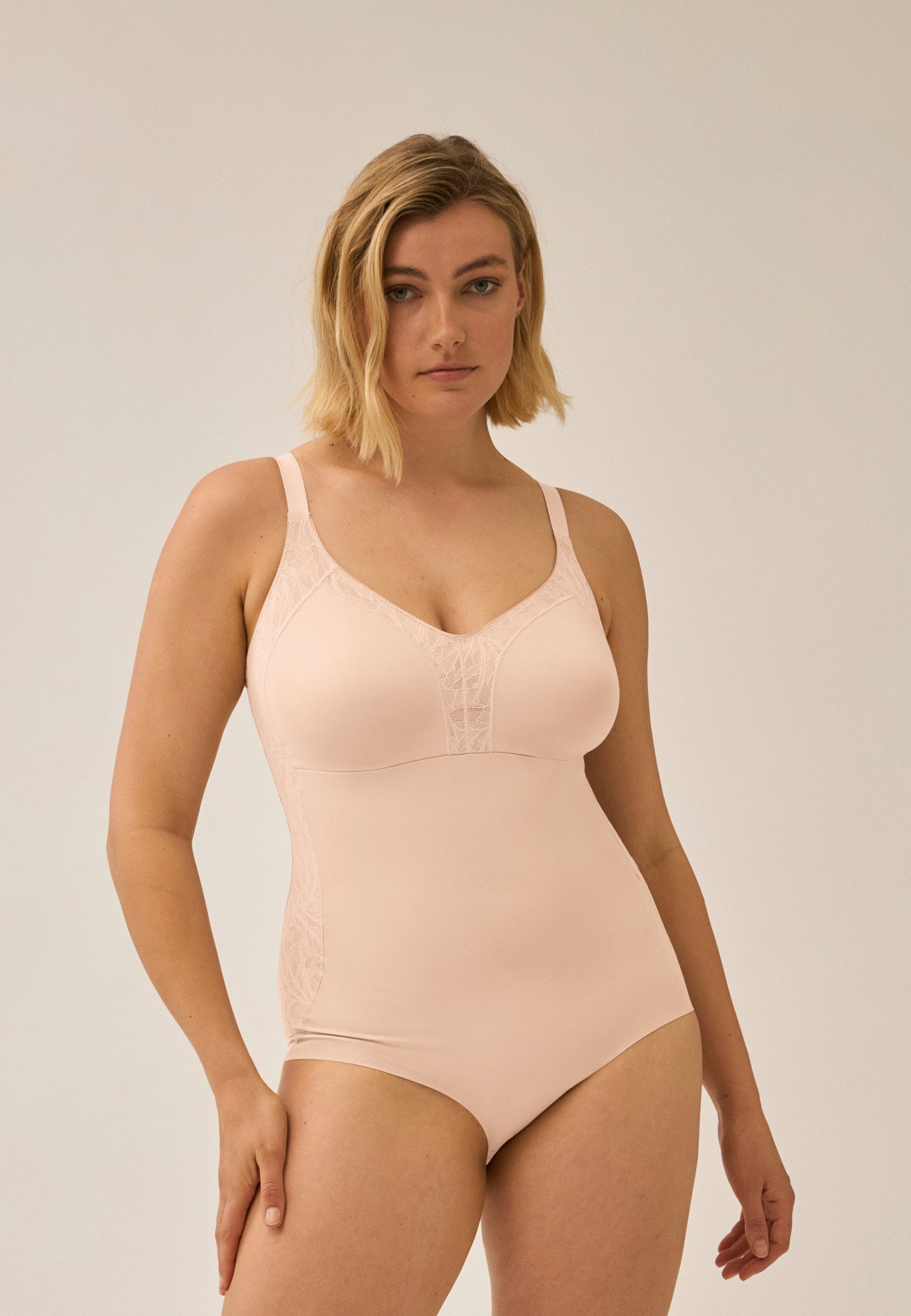 Naturana Minimizer Body mit Spitze Farbe Light Beige zweite Frontansicht
