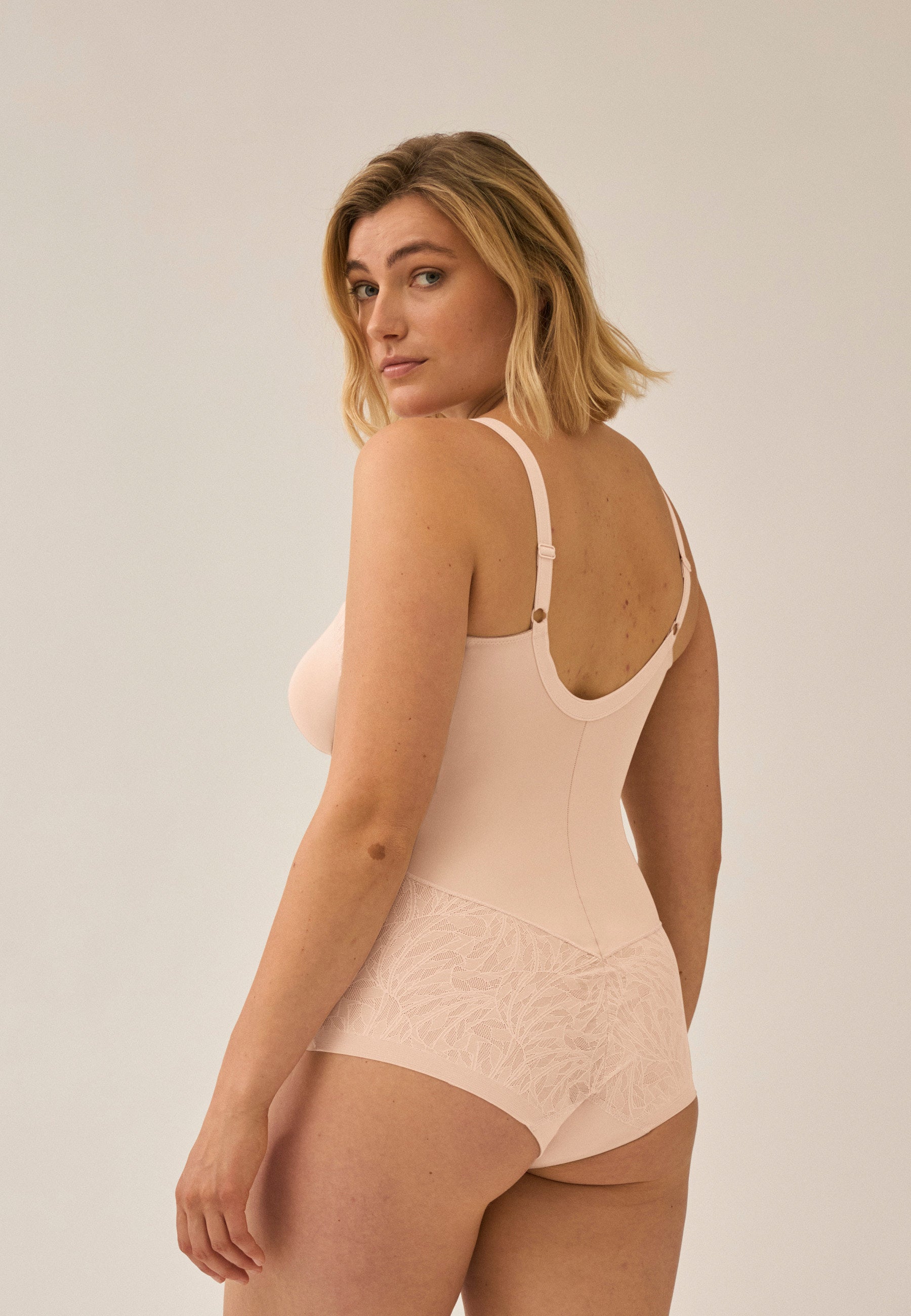Naturana Minimizer Body mit Spitze Farbe Light Beige Rückansicht