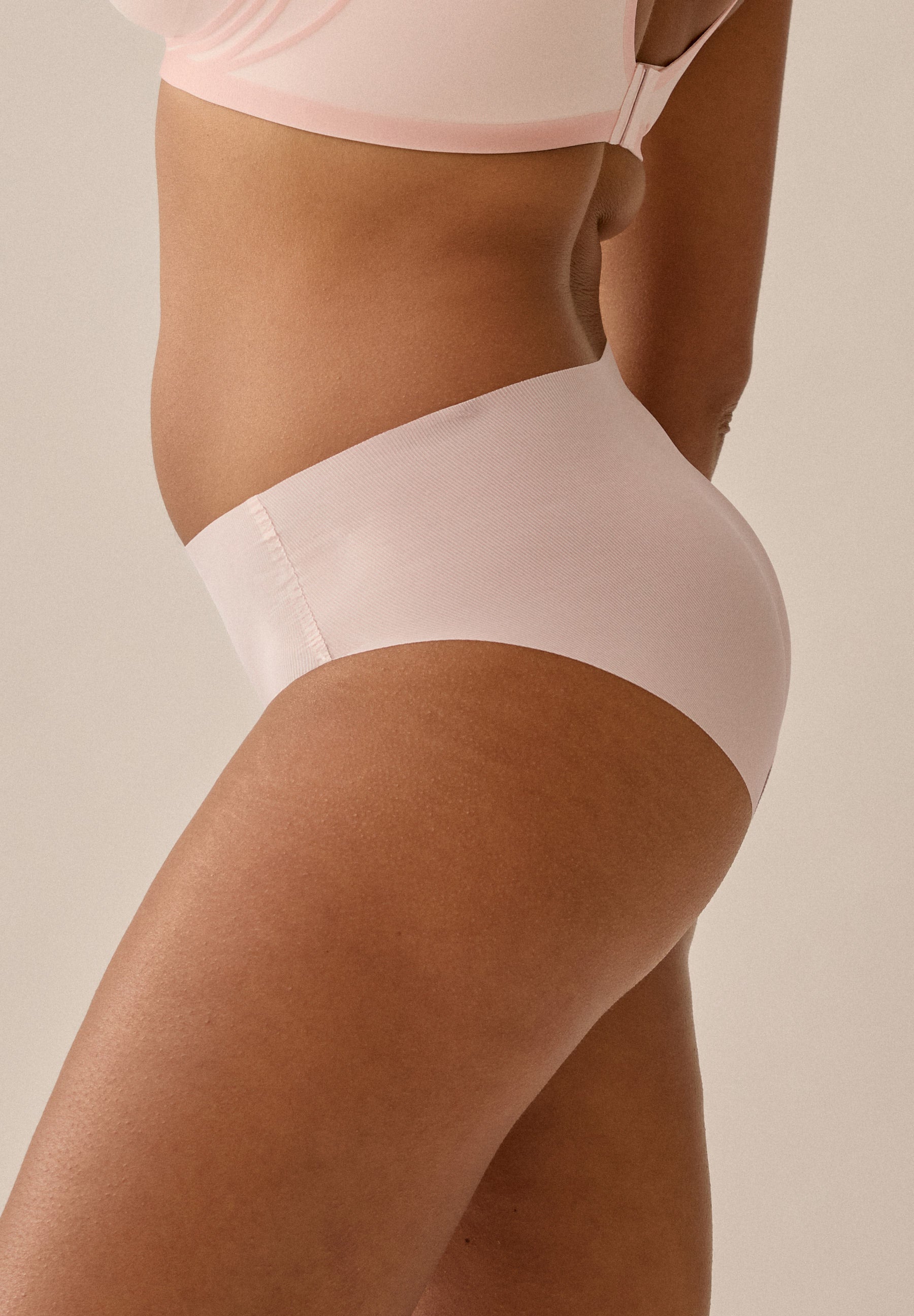 Model trägt Naturana's One Size Panty in der Farbe Blush aus einem Winkel von der linken Seite