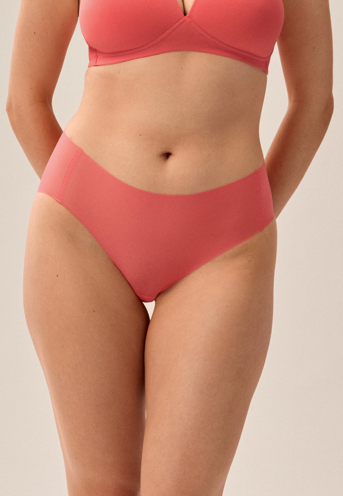 Korallpinke NATURANA One-Size-Panty mit passendem bügellosen Soft-BH, Model von vorne