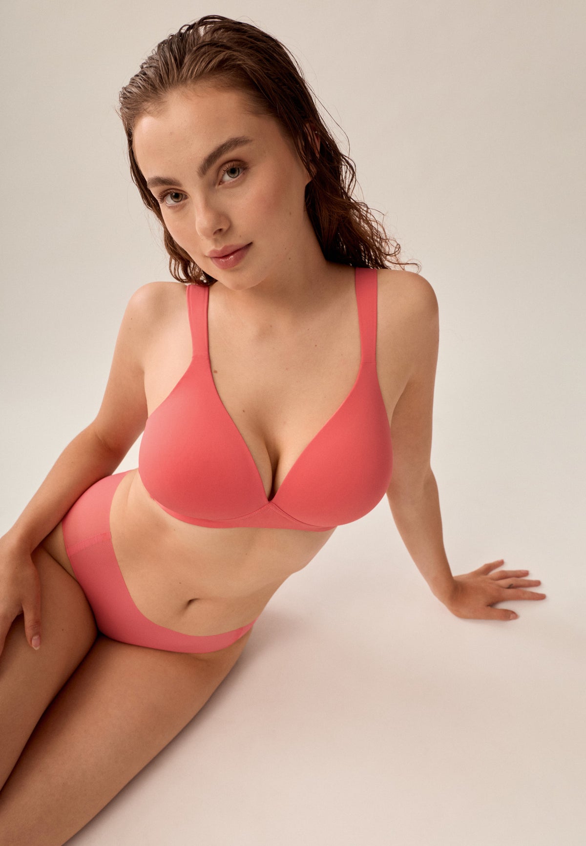 Korallpinke NATURANA One-Size-Panty mit passendem bügellosen Soft-BH, sitzendes Model von vorne