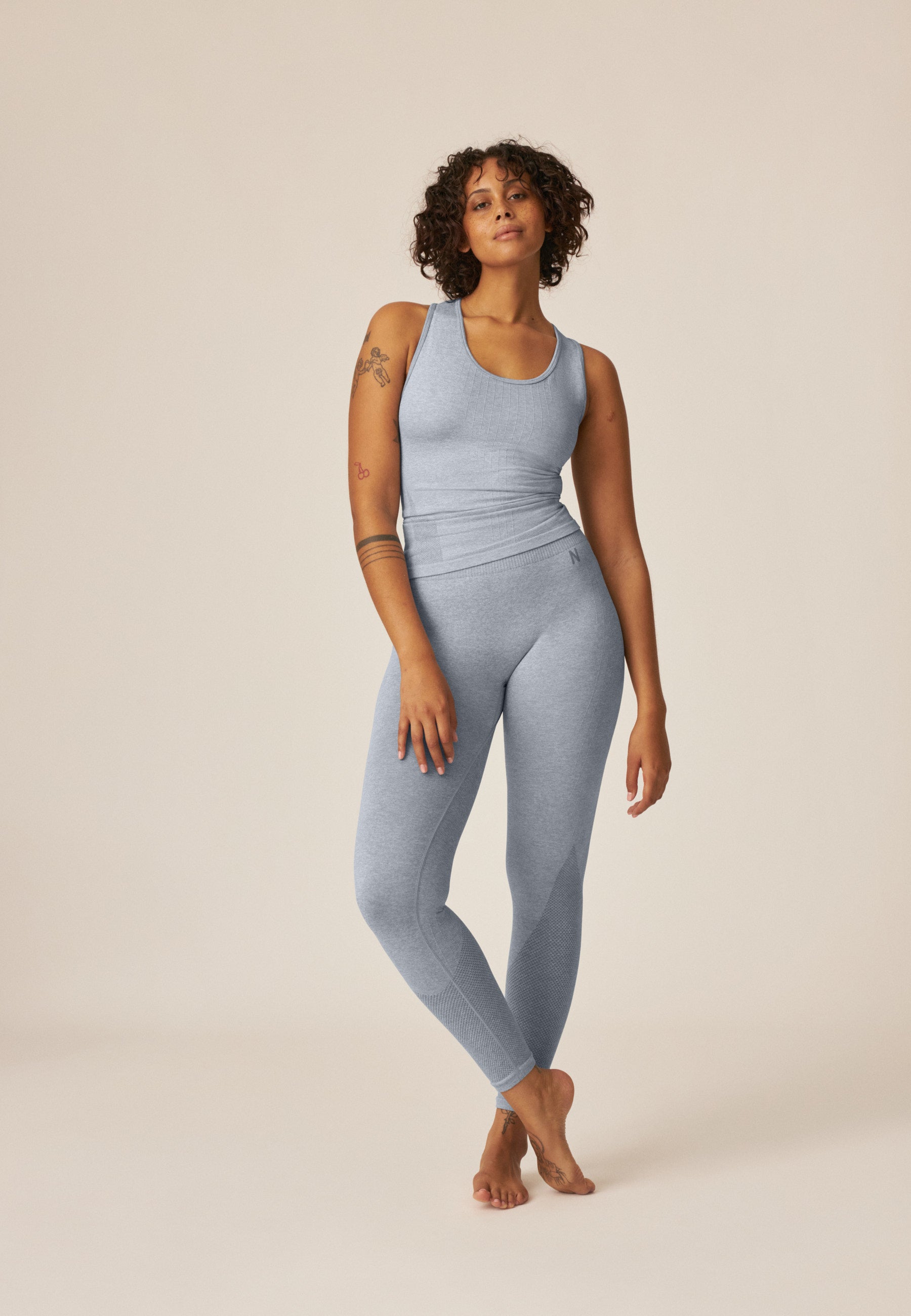 Model zeigt das Naturana Sport Top in der Farbe Raindrops Melange