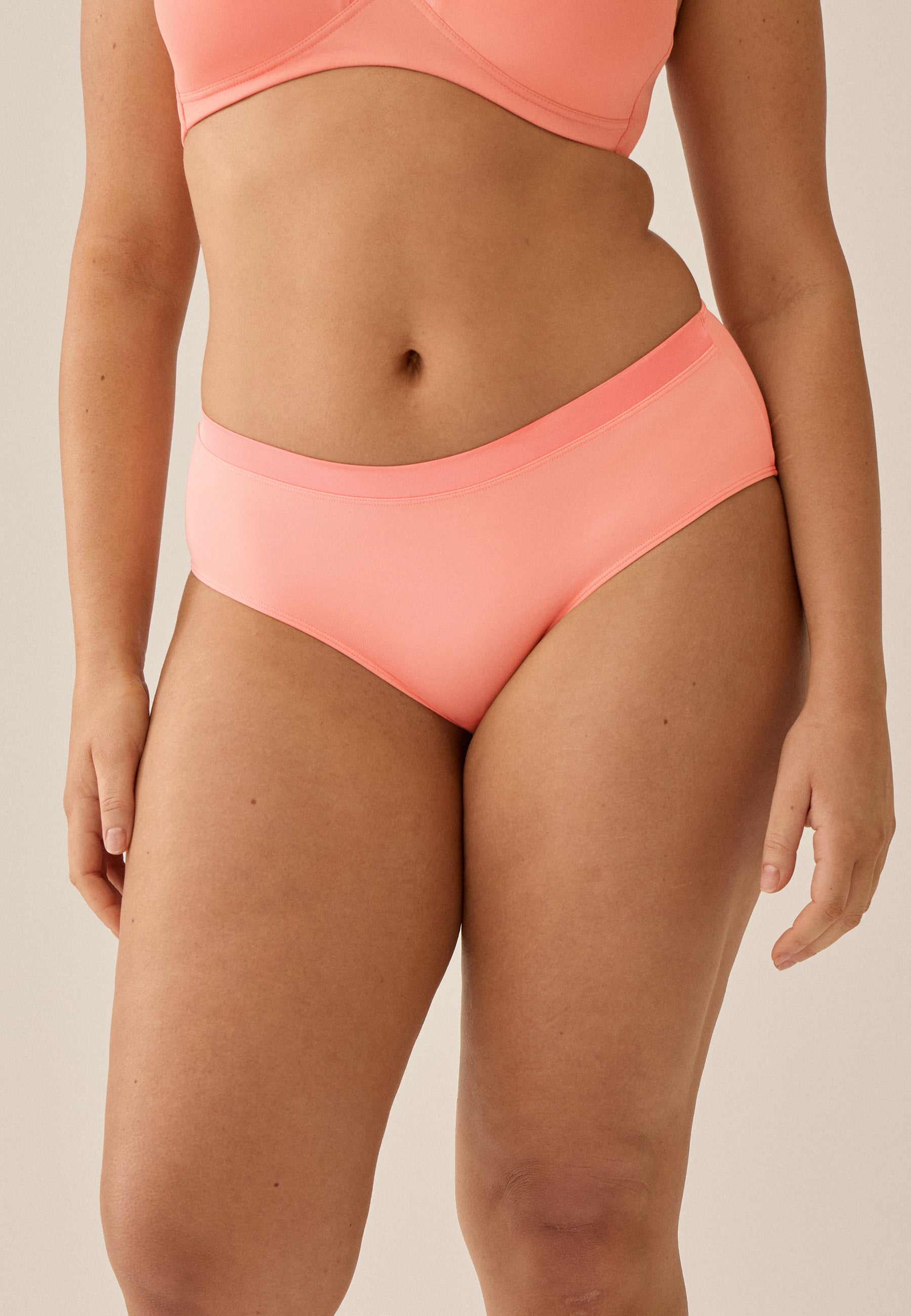 Model trägt stehend NATURANA Schalen-BH ohne Bügel und Panty in der Farbe "Clay"