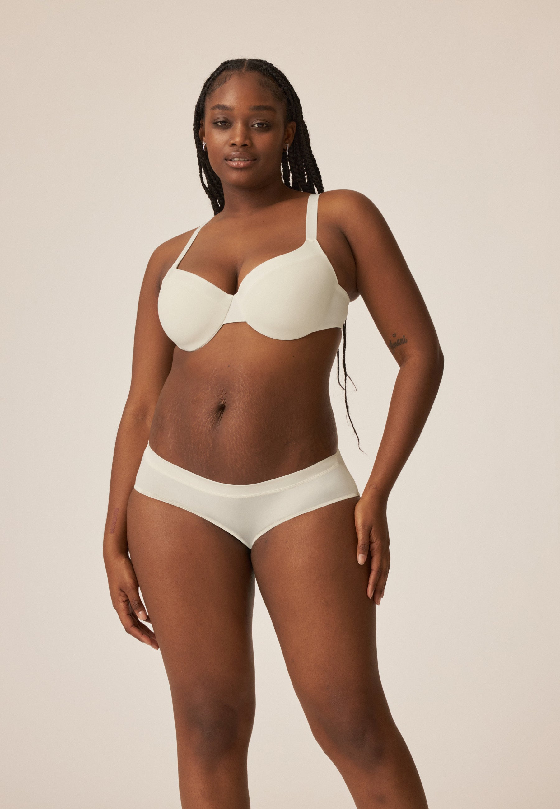 Model zeigt den Naturana Wednesday Softer Slip mit Glanzband in der Farbe Ecru