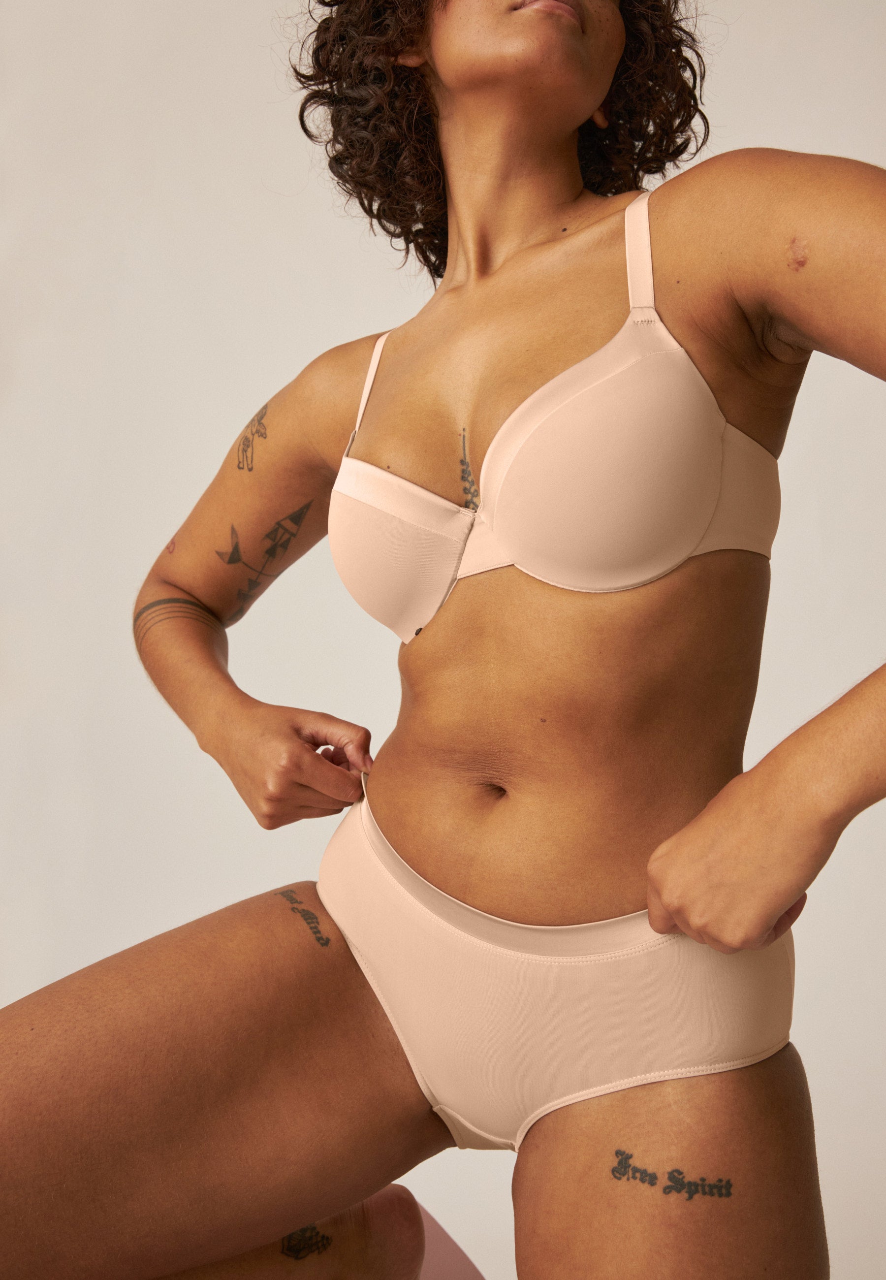 Model posiert im Naturana Wednesday Softer Slip mit Glanzband in der Farbe Light Beige