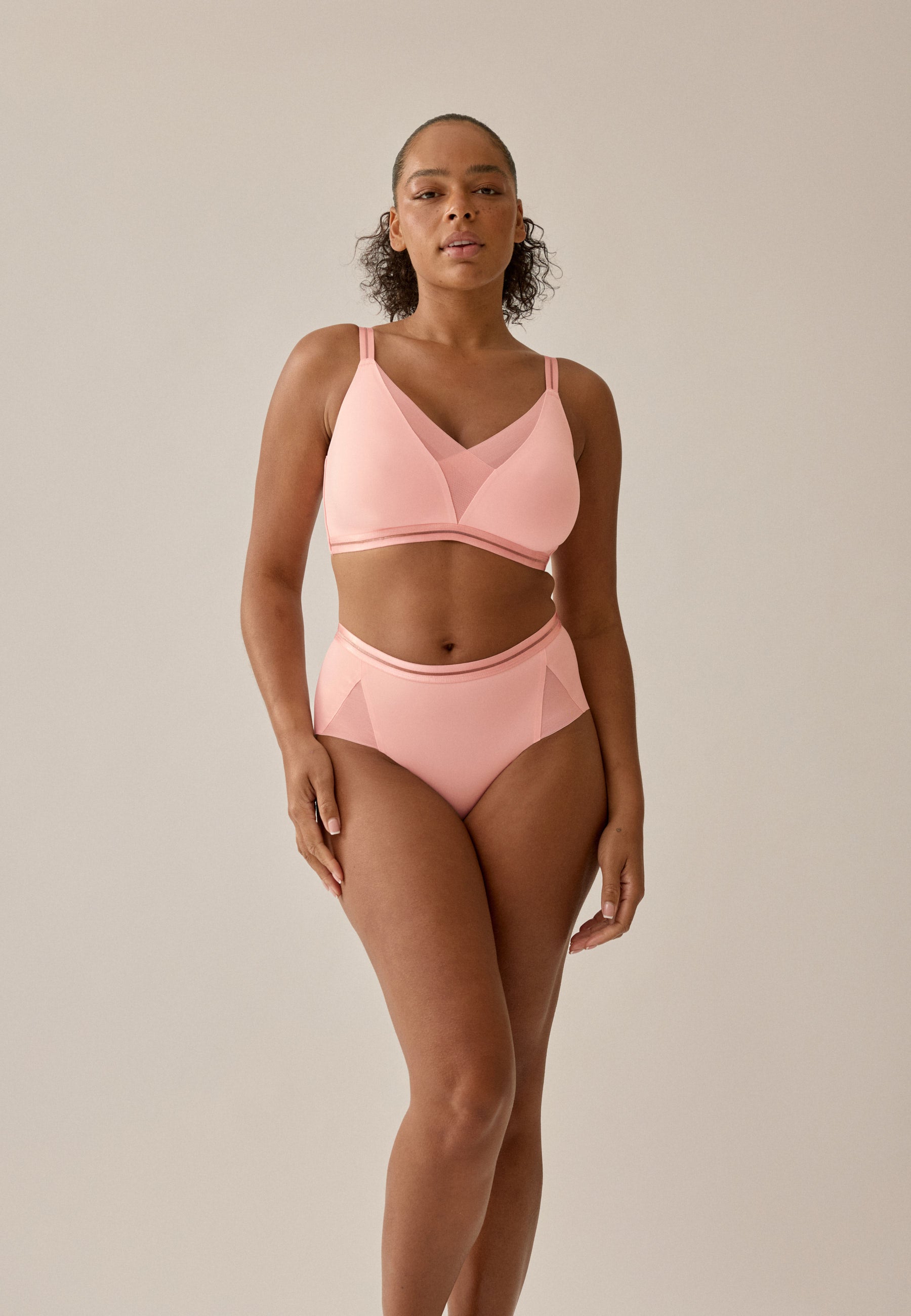 NATURANA Clean Cut Panty mit Mesh-Details in Pink Rose am Modell, Vorderansicht