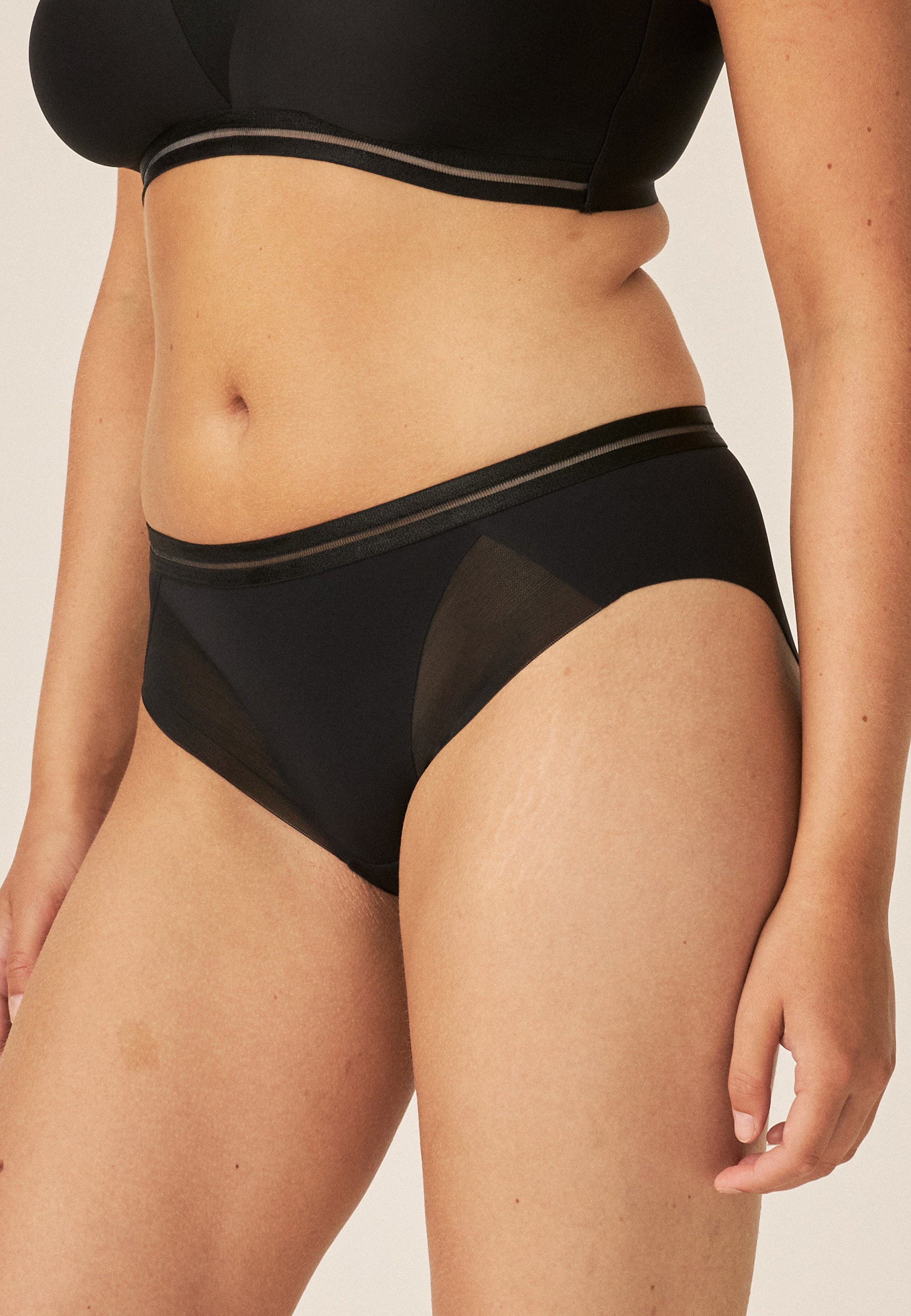 Naturana Clean Cut Slip mit Mesh-Details Farbe Schwarz Seitenansicht