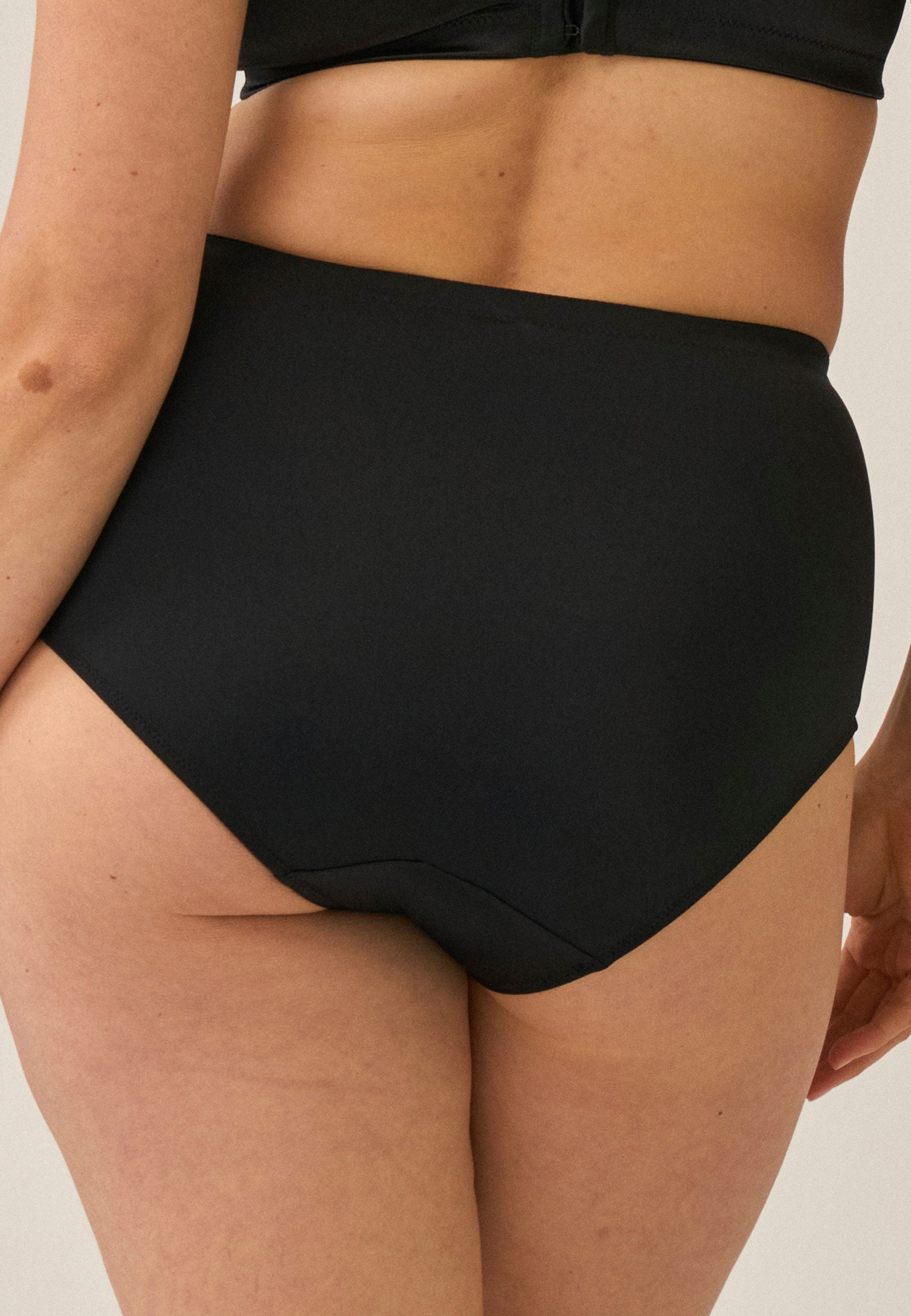 Curve Hugger High-Waist Briefs - Black