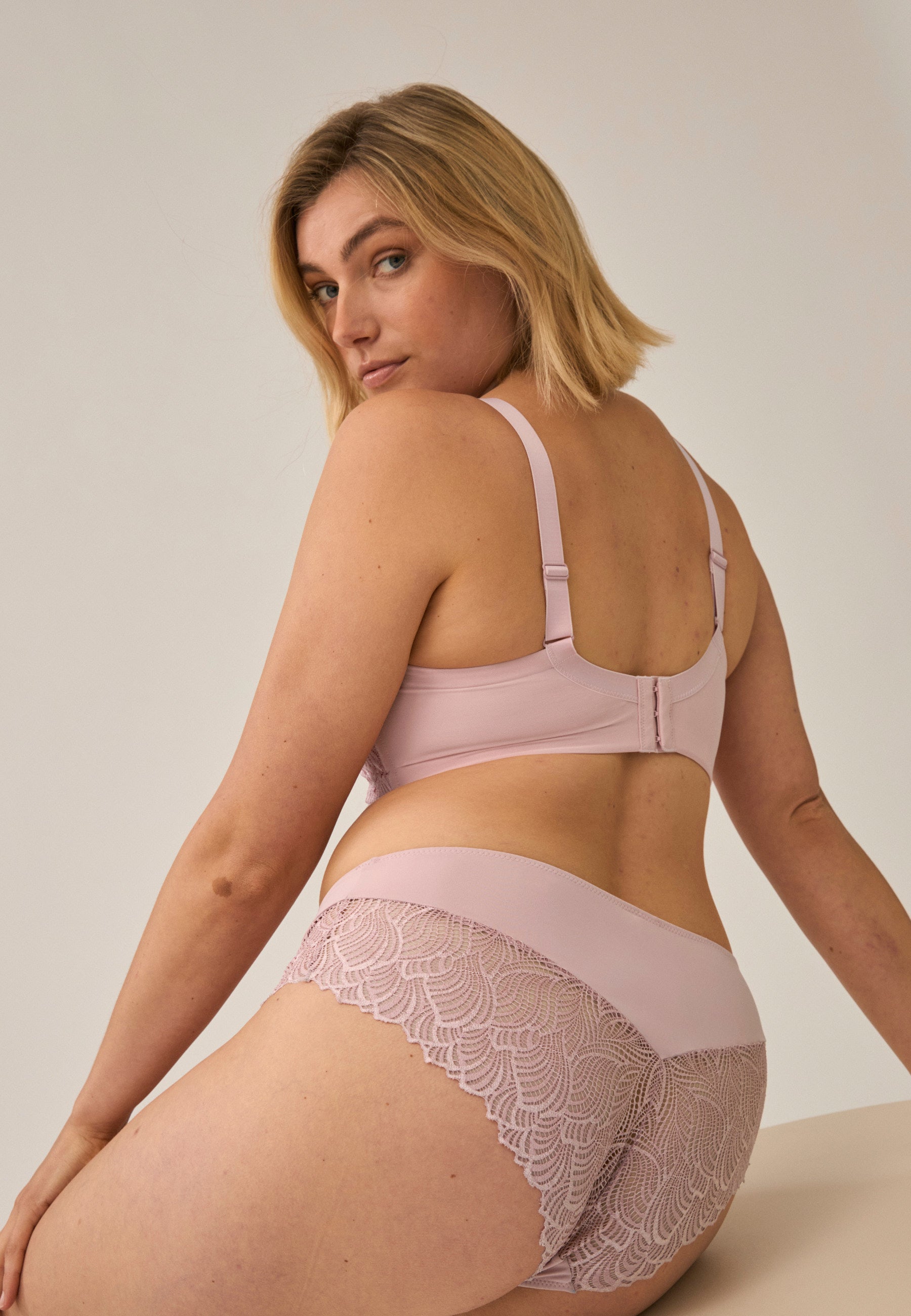 Naturana Friday Panty mit Spitzendetails Farbe Pink Rose Rückansicht