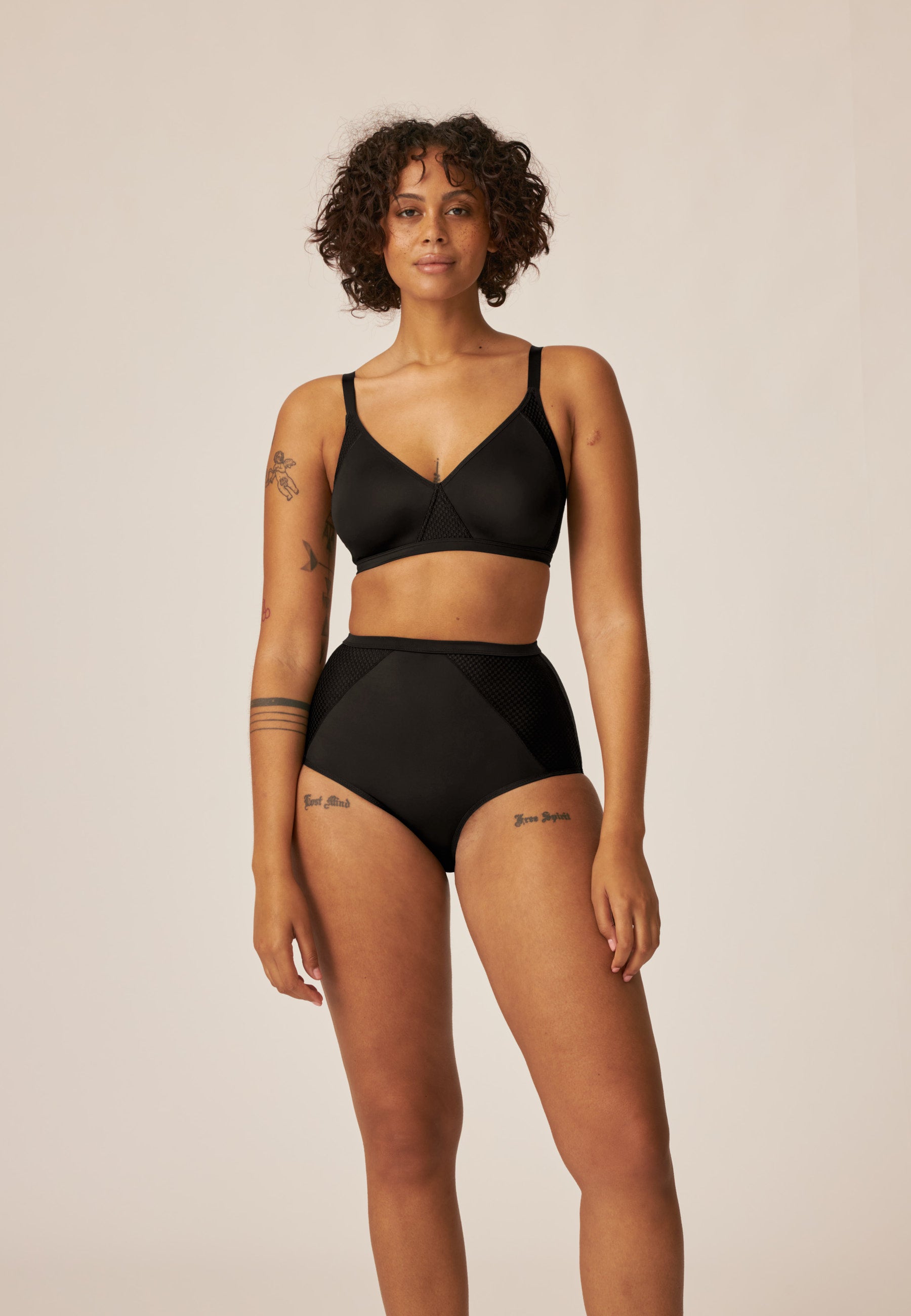 Model zeigt den Naturana Comfort High Waist Slip in der Farbe Schwarz