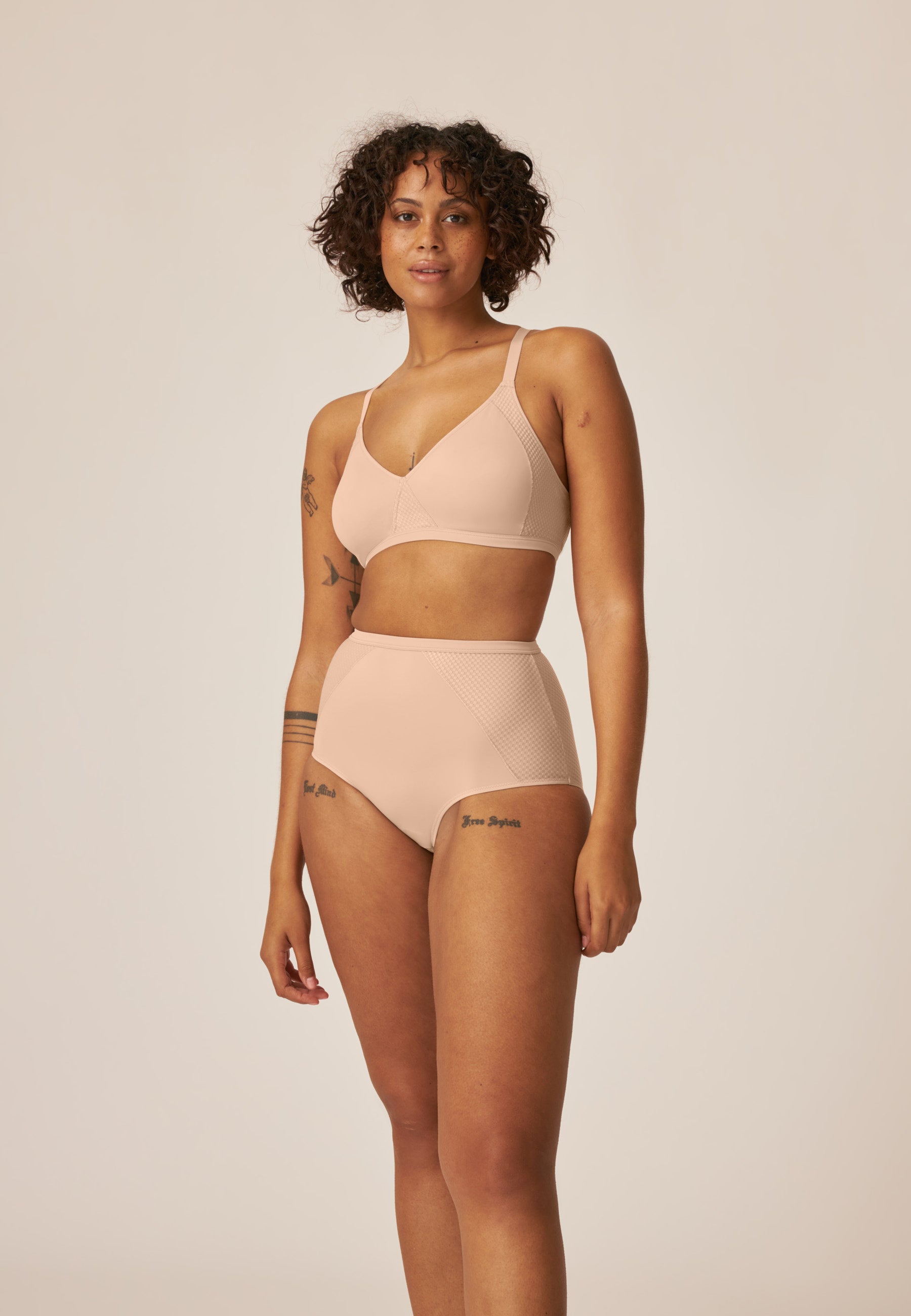 Model zeigt den Naturana Comfort High Waist Slip in der Farbe Light Beige