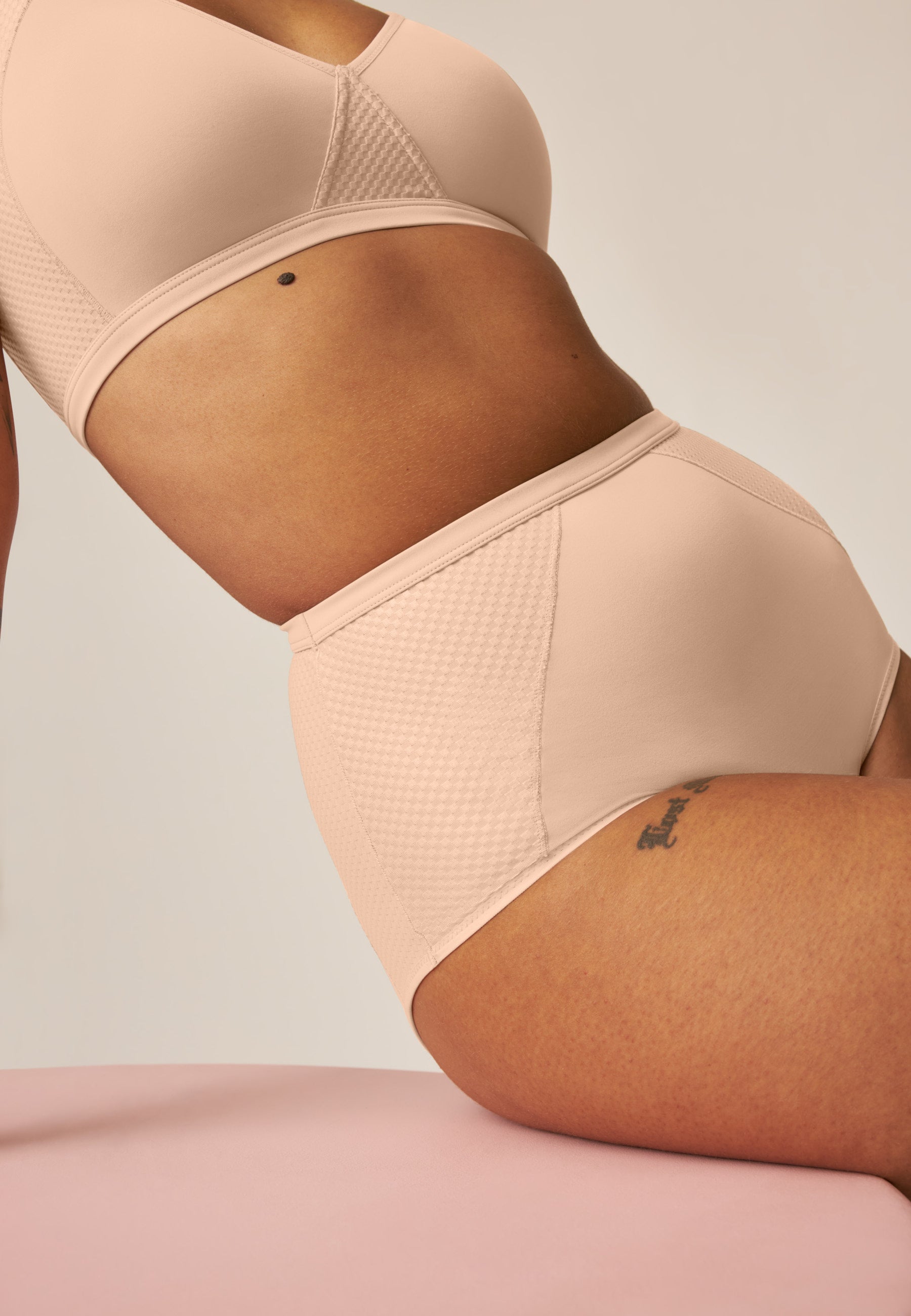 Model posiert im Naturana Comfort High Waist Slip in der Farbe Light Beige