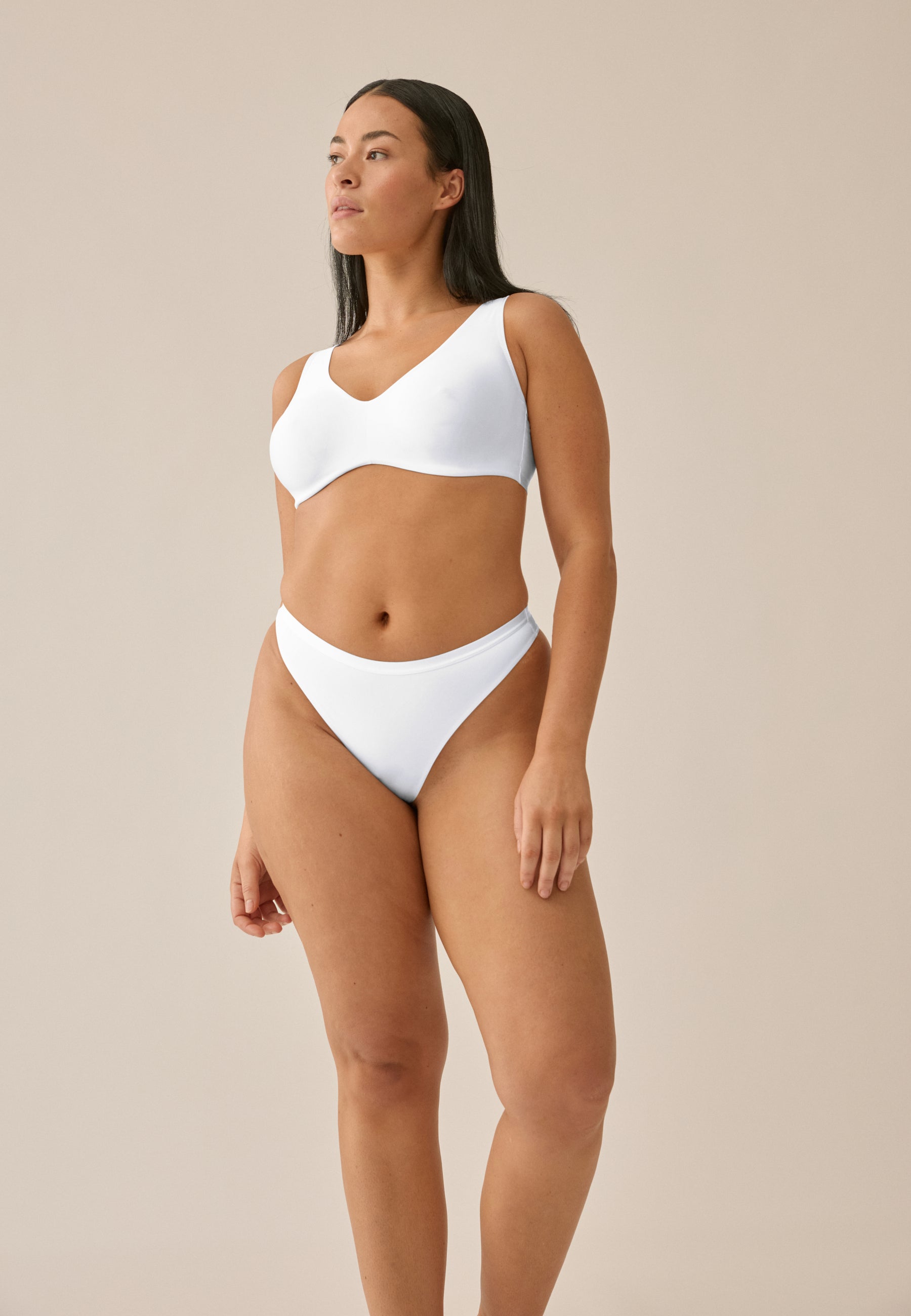 Model steht in NATURANA BH mit Bügel und Slip in der Farbe weiß