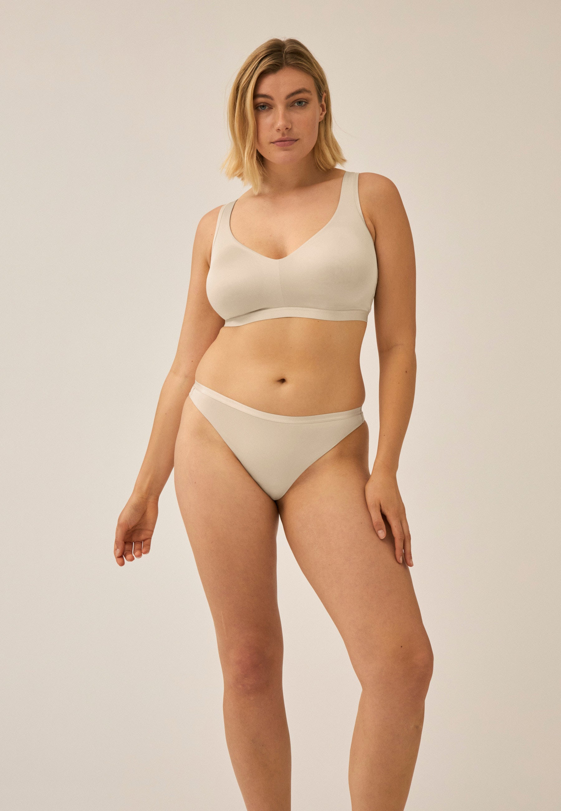 Model mit Naturana Thursday String Farbe Light Beige Frontansicht