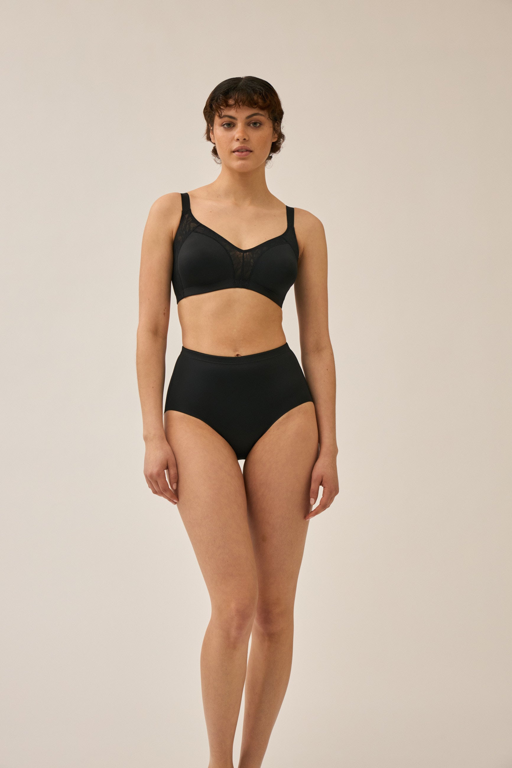Naturana Minimizer und Side Smoother BH mit Spitze Farbe Schwarz Frontansicht