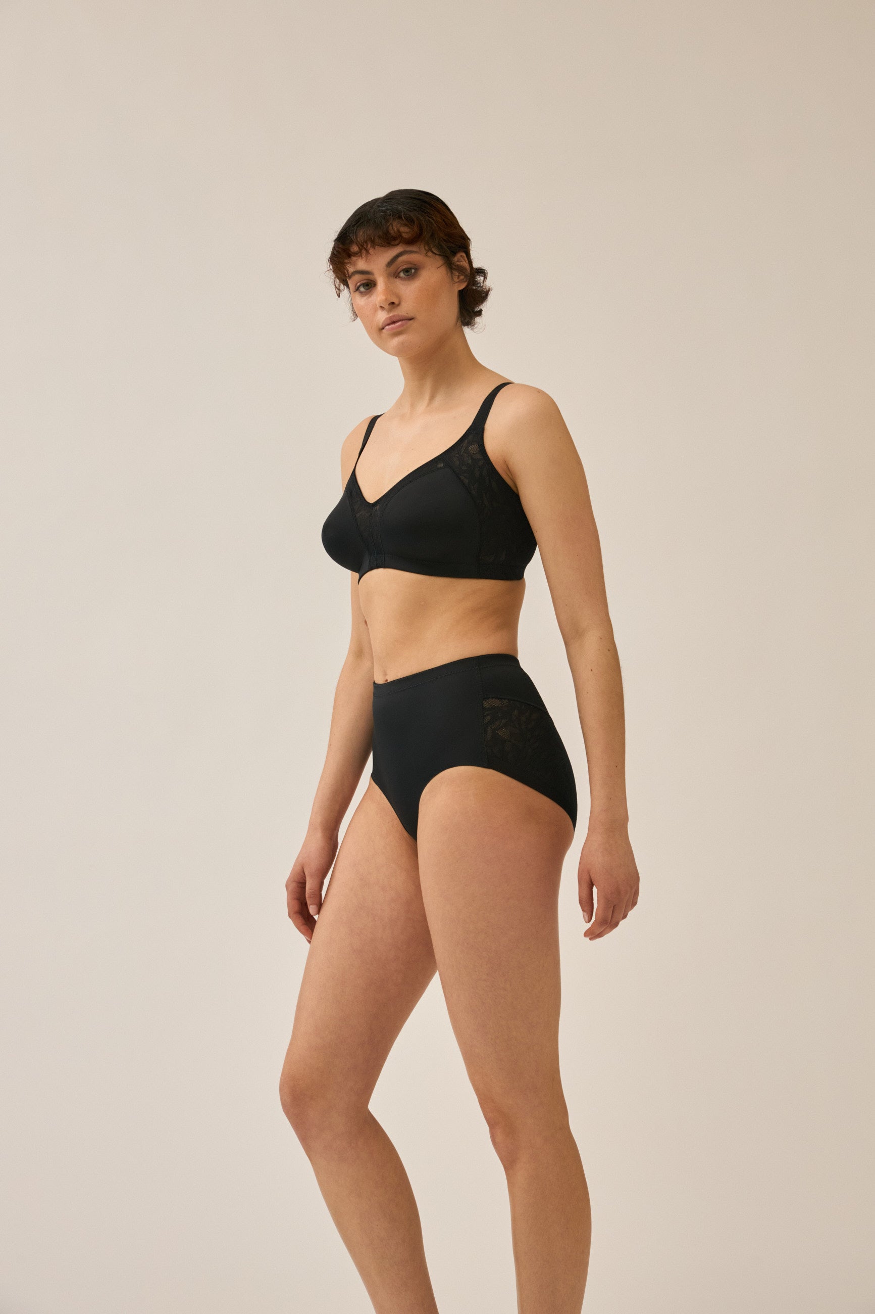 Naturana Minimizer und Side Smoother BH mit Spitze Farbe Schwarz Seitenansicht