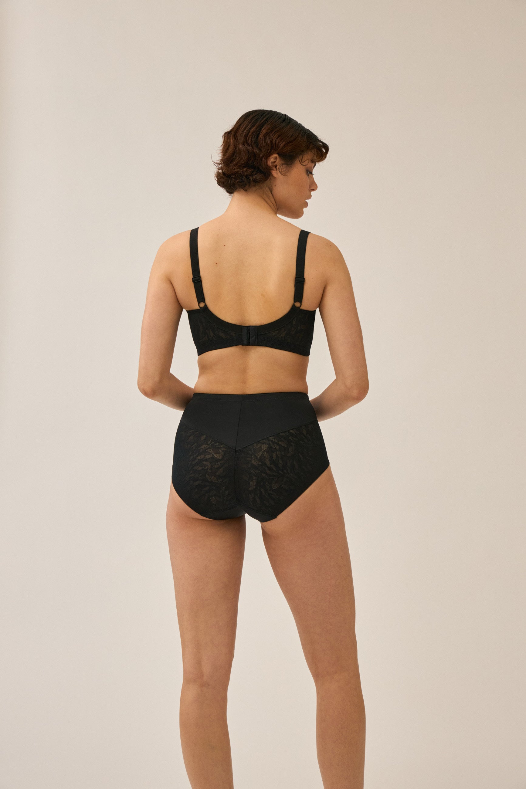 Naturana Minimizer und Side Smoother BH mit Spitze Farbe Schwarz Rückansicht