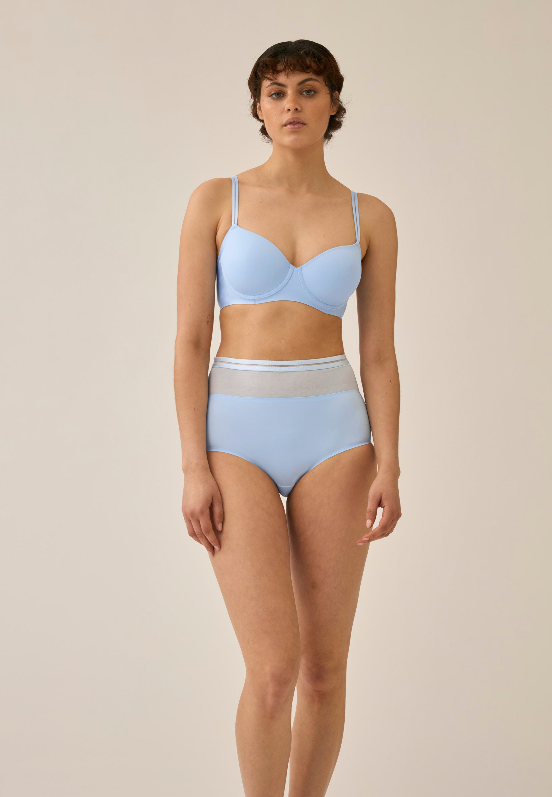 Model zeigt den Naturana Monday High Waist Panty in der Farbe Swimming Pool