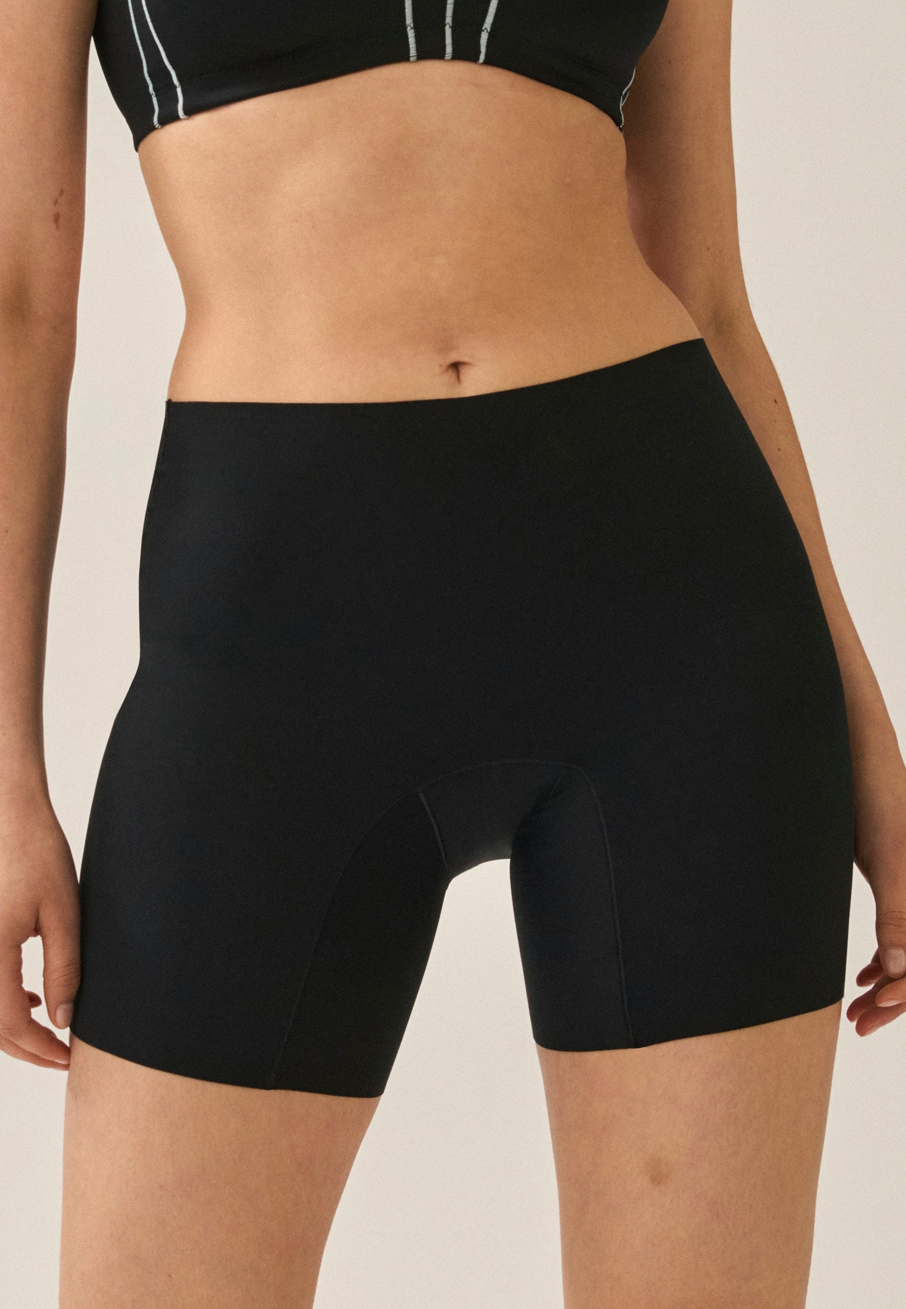 Naturana Radlerhose mit Shapeeffekt Fabre Schwarz Frontansicht