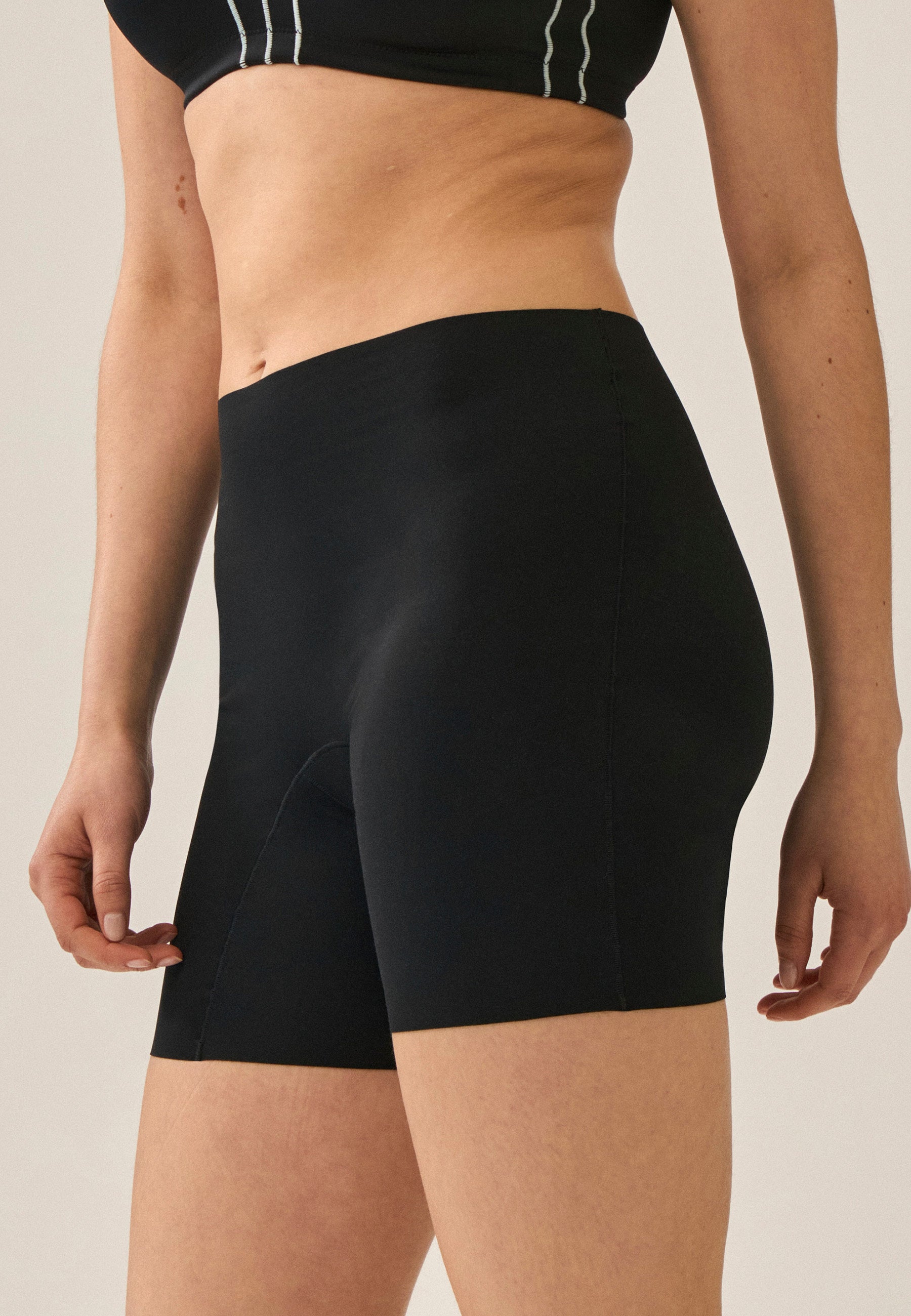 Naturana Radlerhose mit Shapeeeffekt Farbe Schwarz Seitenansicht