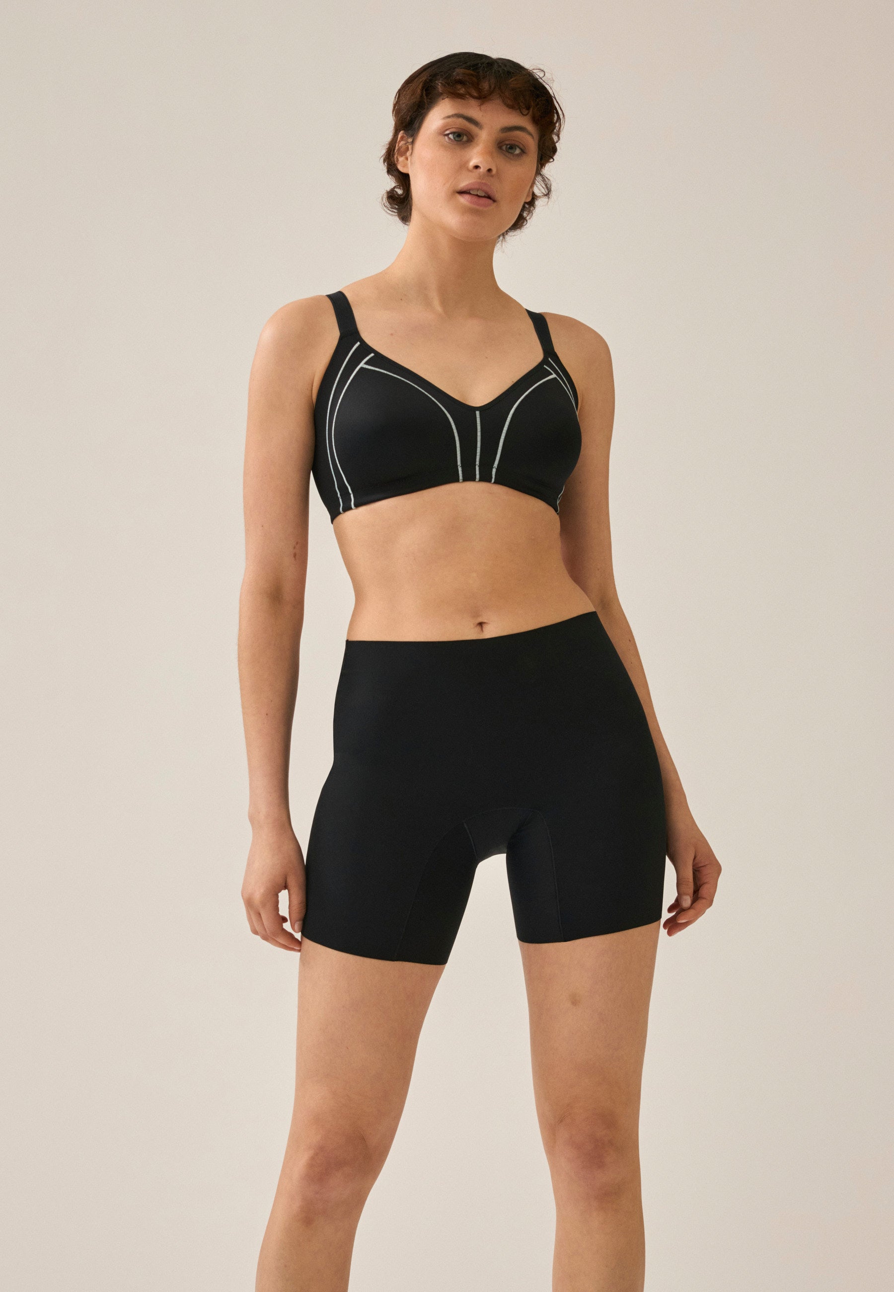 Model posiert in der Naturana Radlerhose mit Shapeeffekt in der Farbe Schwarz