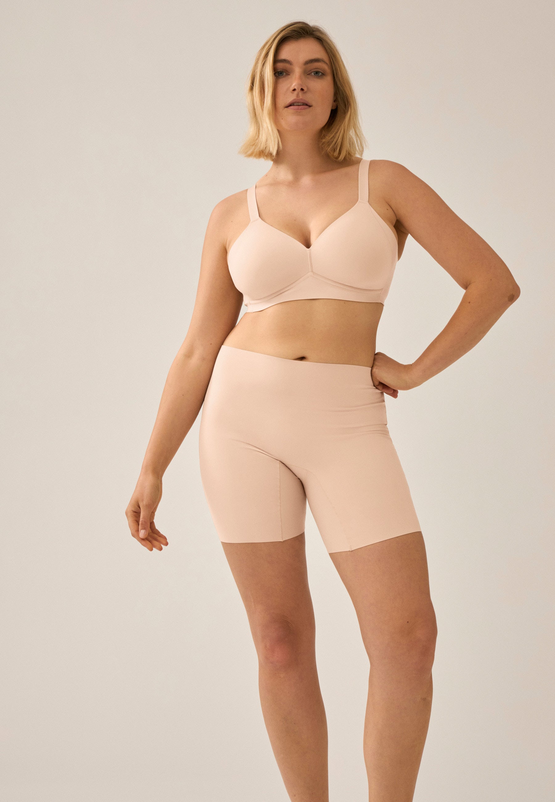 Model zeigt Naturana Radlerhose mit Shapeeffekt Farbe Light Beige