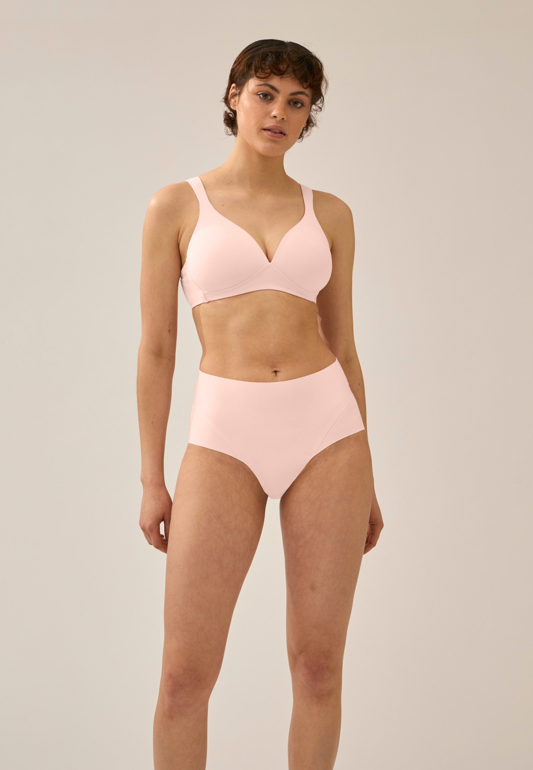 Model zeigt den Naturana High Waist Slip mit leichtem Shape-Effekt in der Farbe Blush