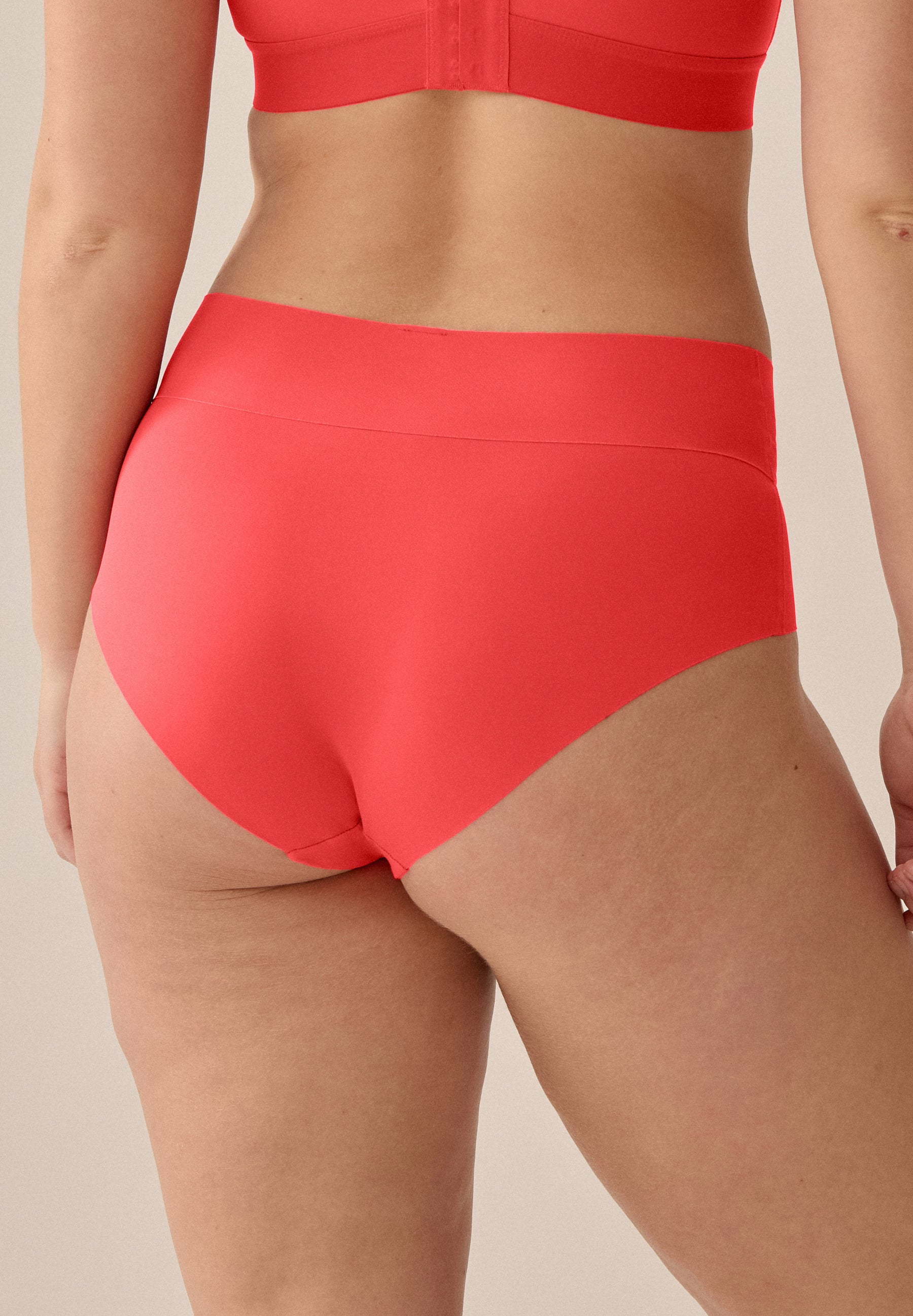 NATURANA High Waist Slip mit formendem Einsatz in Cayenne. Rückansicht