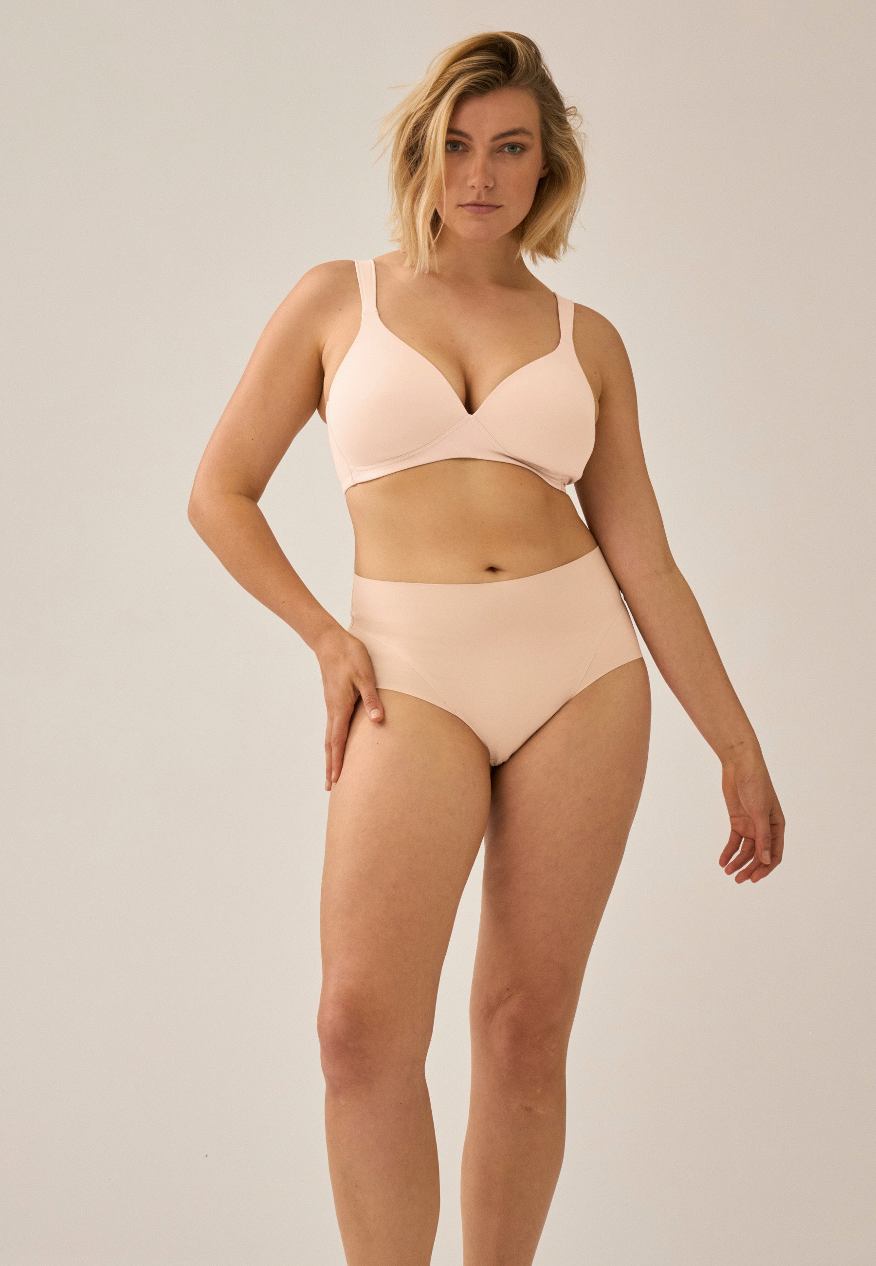 Model posiert im Naturana High Waist Slip mit leichtem Shape-Effekt in der Farbe Light Beige