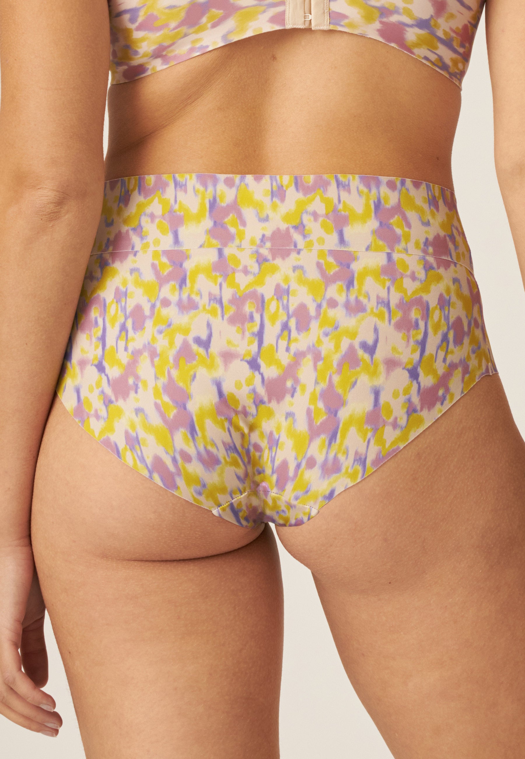 Naturana High Waist Slip mit leichtem Shape-Effekt Farbe Smokes Orchid Print Rückansicht