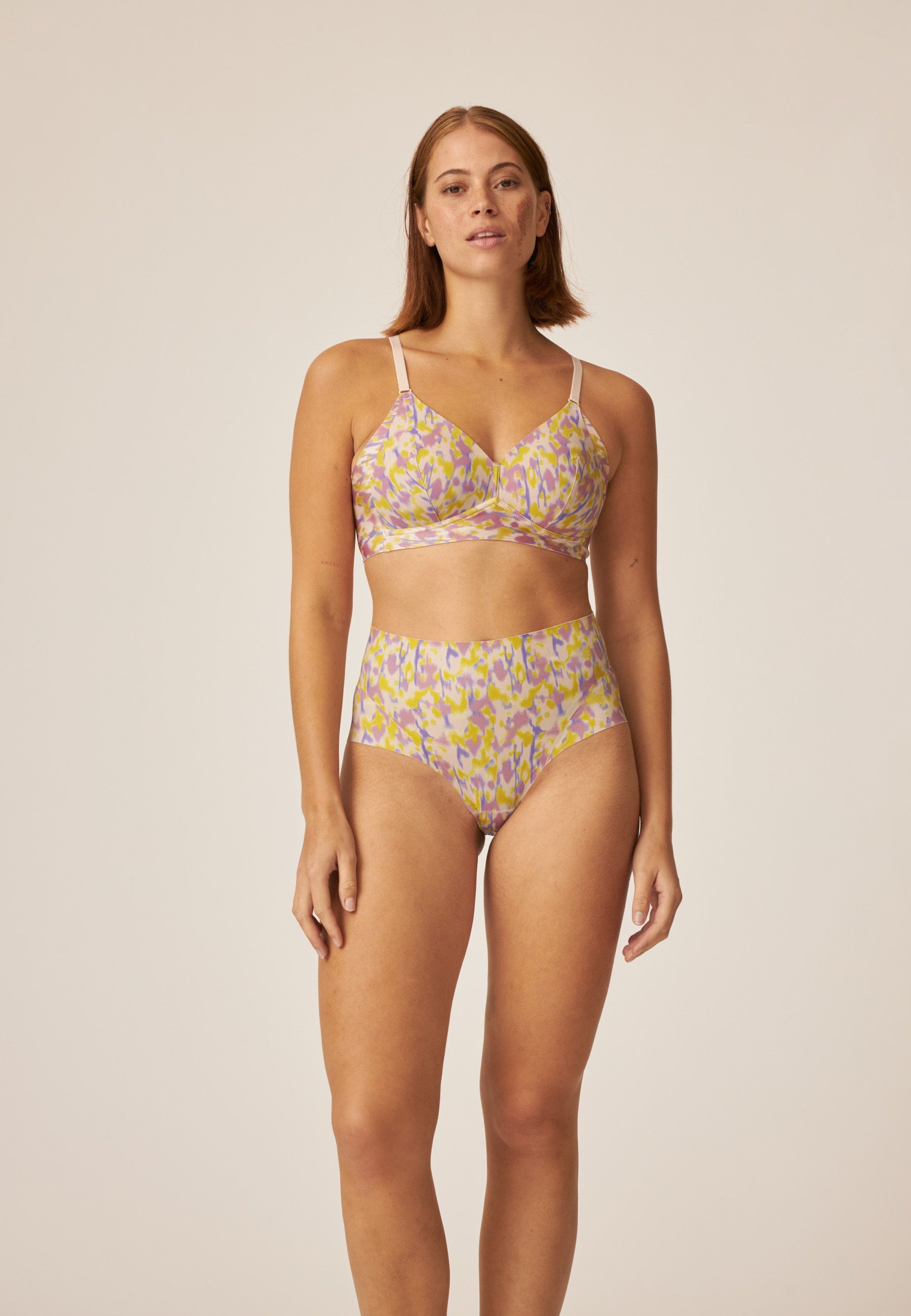 Model zeigt den Naturana High Waist Slip mit leichtem Shape-Effekt in der Farbe Smoked Orchid Print