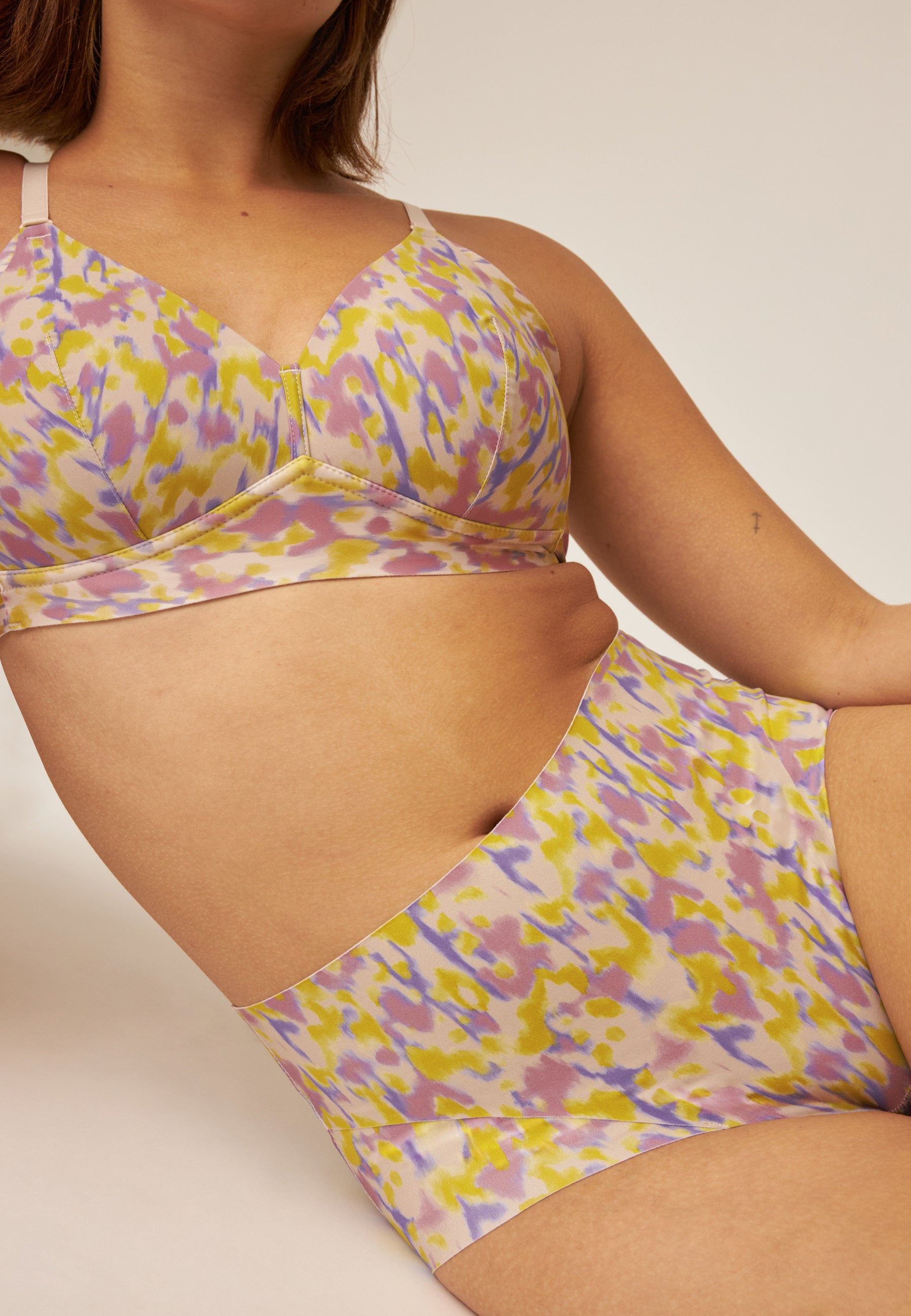 Model posiert im Naturana High Waist Slip mit leichtem Shape-Effekt in der Farbe Smoked Orchid Print