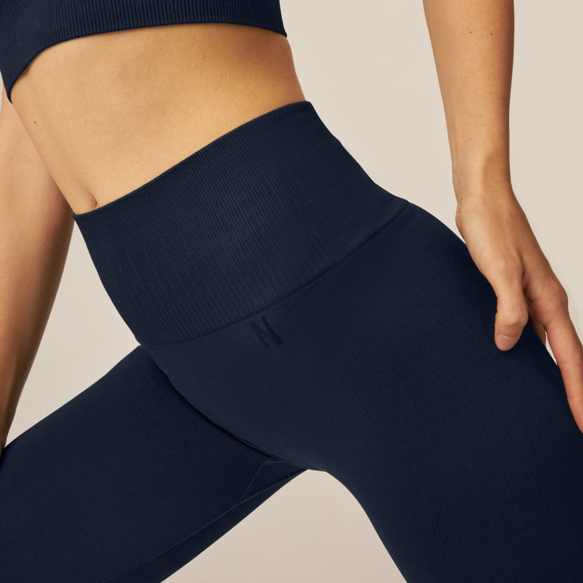Model stretched sich in der Naturana Sport Legging High Waist in der Farbe Dark Blue