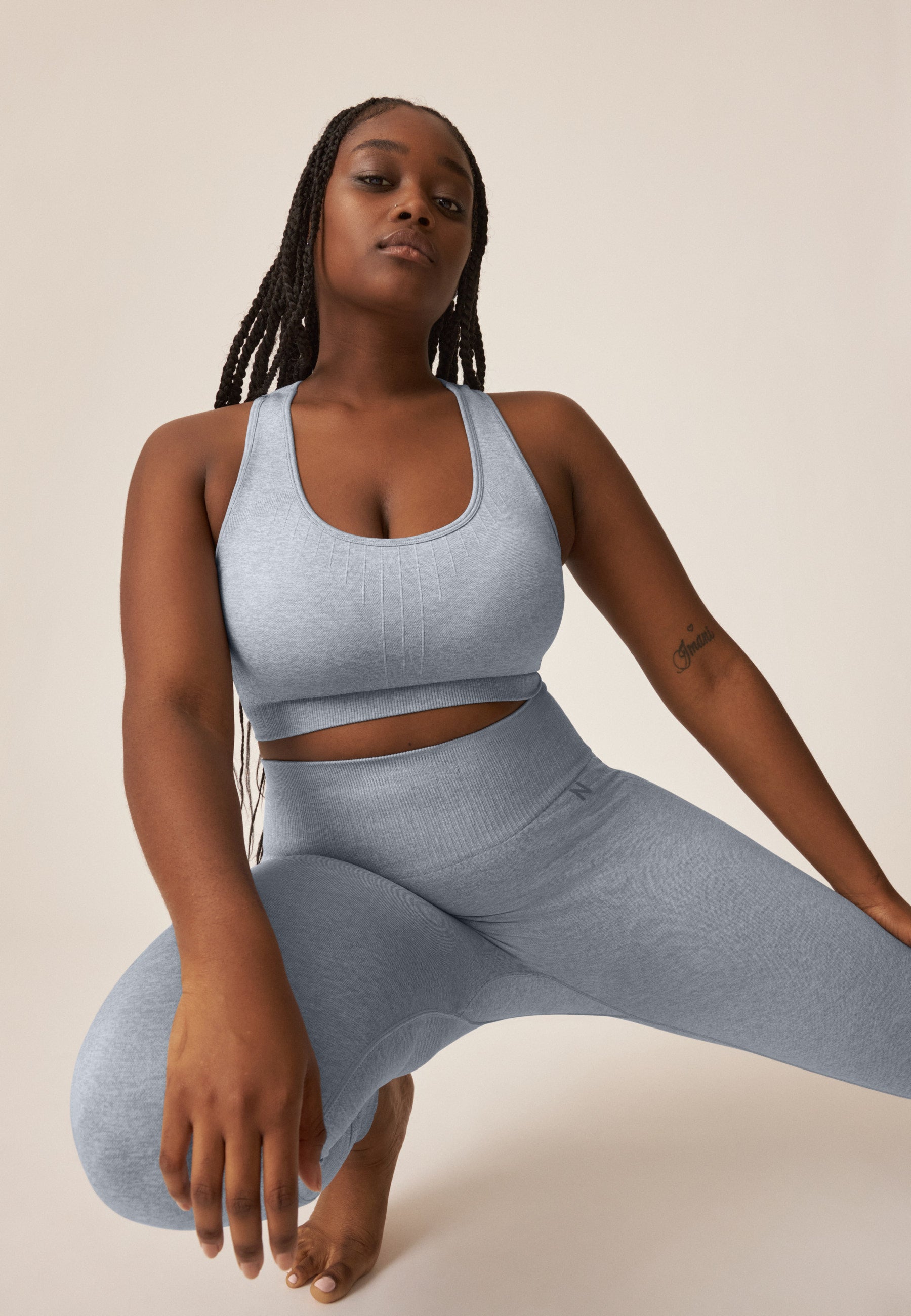 Model posiert im Naturana Naturana Sport Bustier in der Farbe Raindrops Melange