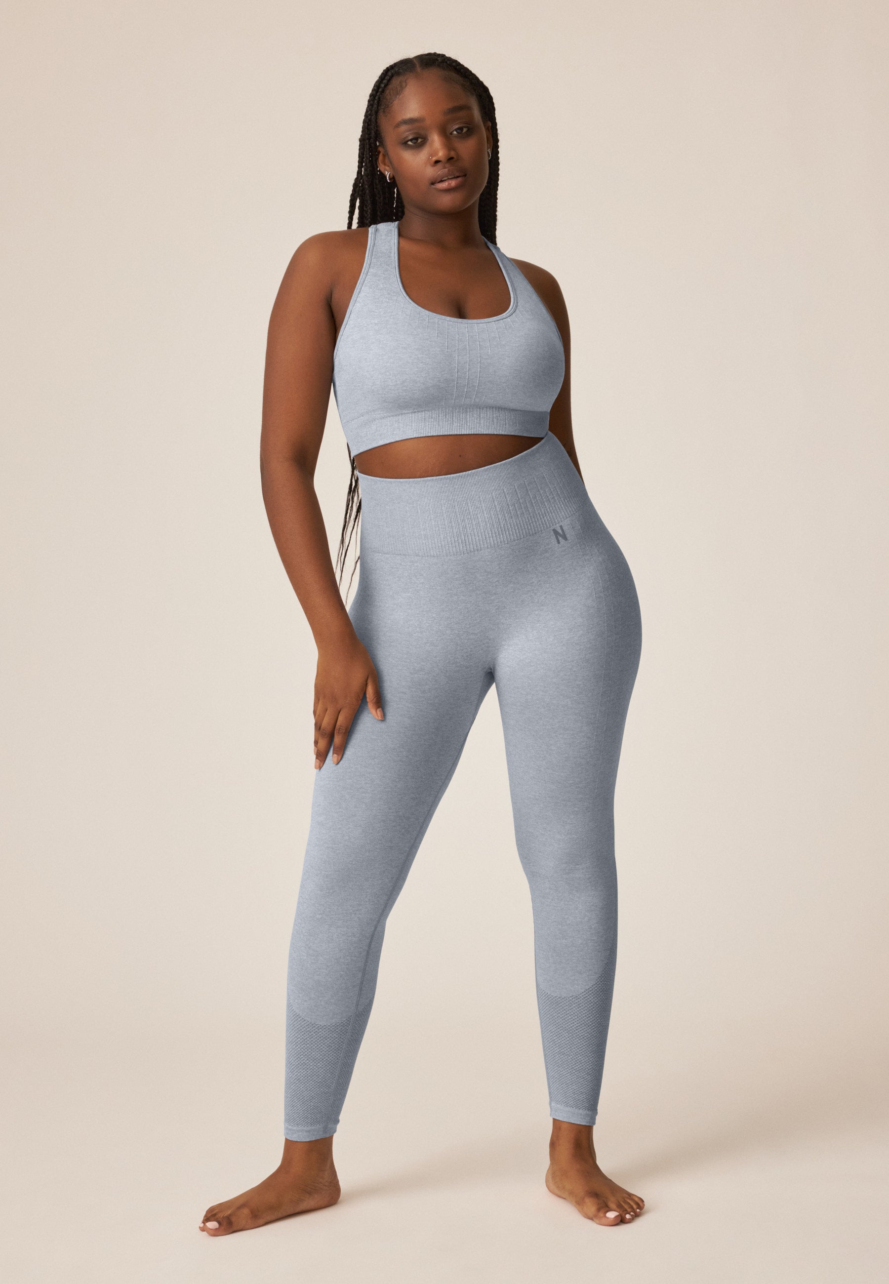 Model zeigt den Naturana Sport Bustier in der Farbe Raindrops Melange