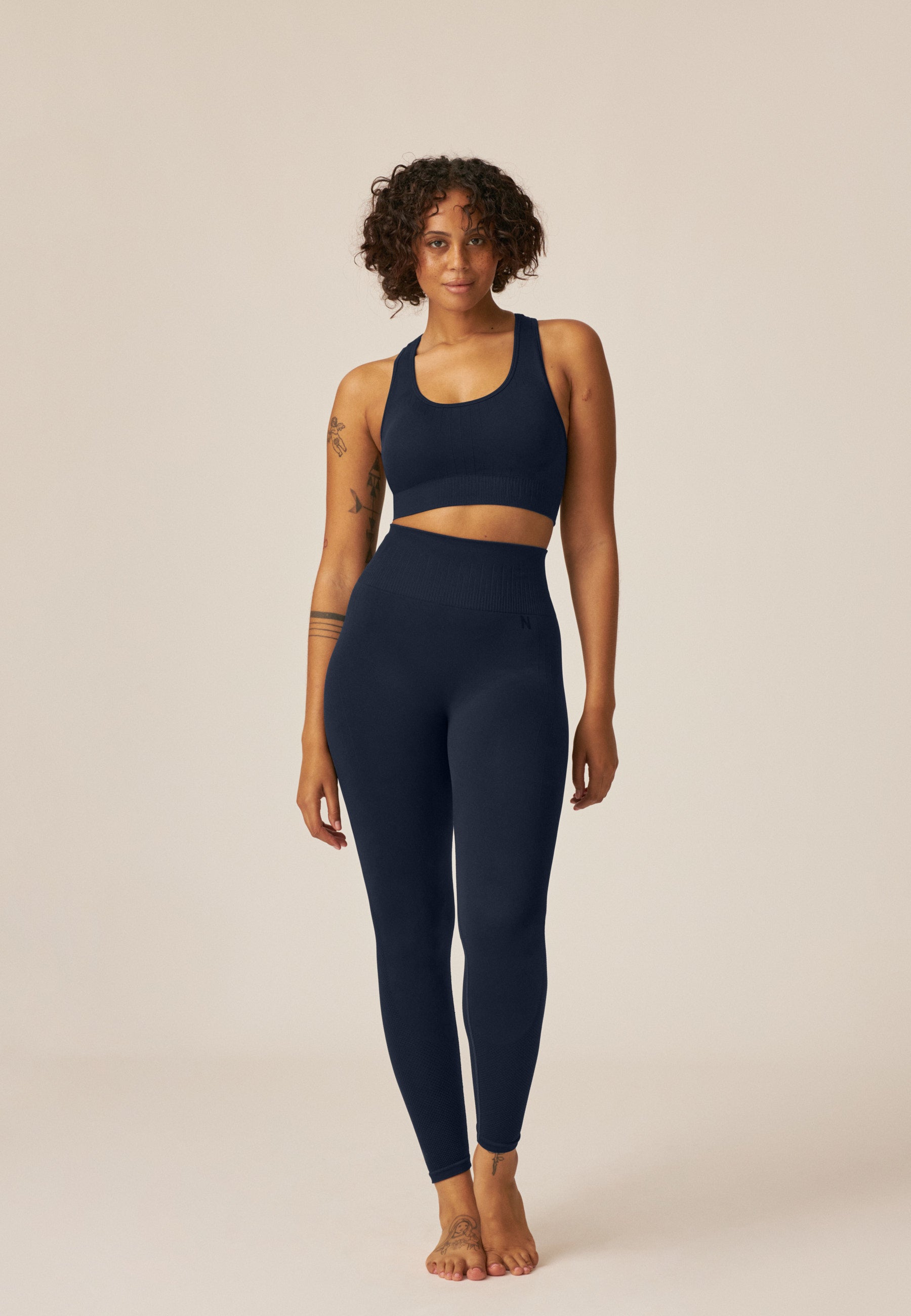 Model zeigt den Naturana Sport Bustier in der Farbe Dark Blue