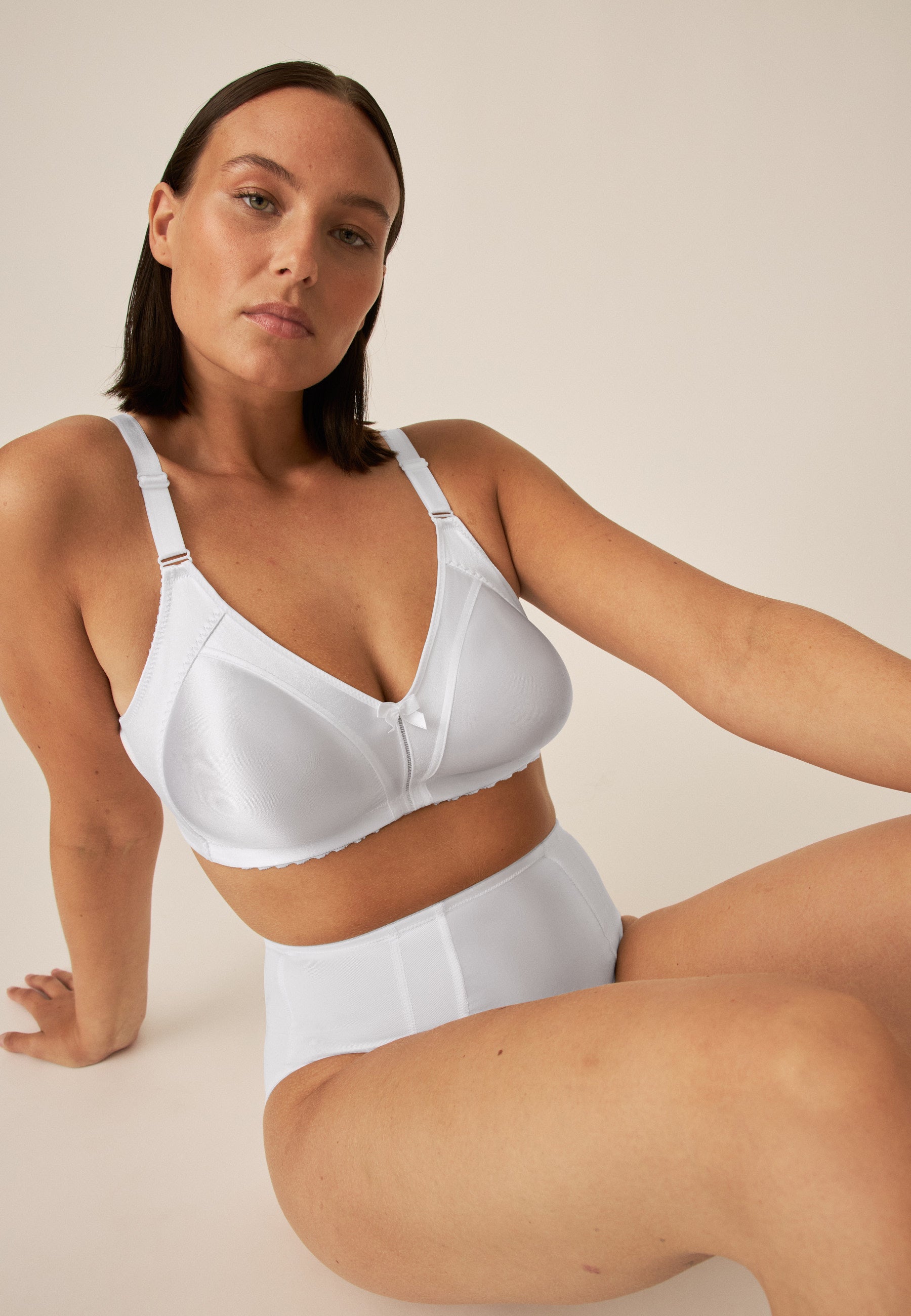 Model posiert im Naturana Minimizer Soft -BH in der Farbe Weiß