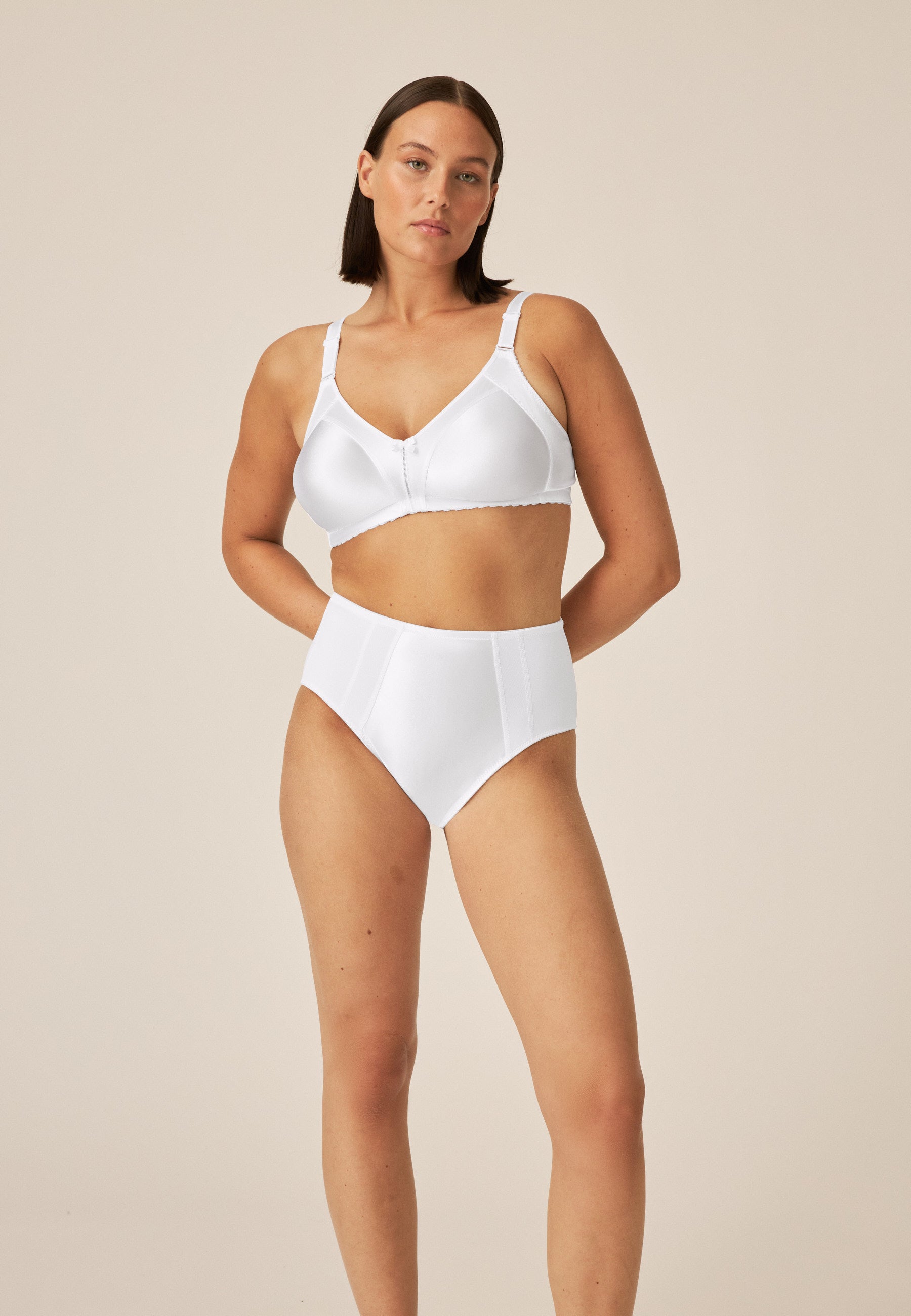 Model zeigt den Naturana Minimizer Soft -BH in der Farbe Weiß