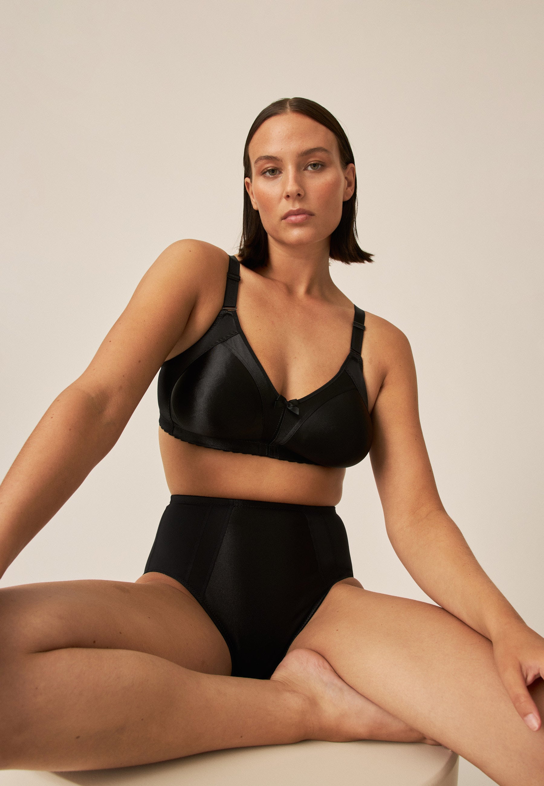 Model posiert im Naturana Minimizer Soft -BH in der Farbe Schwarz