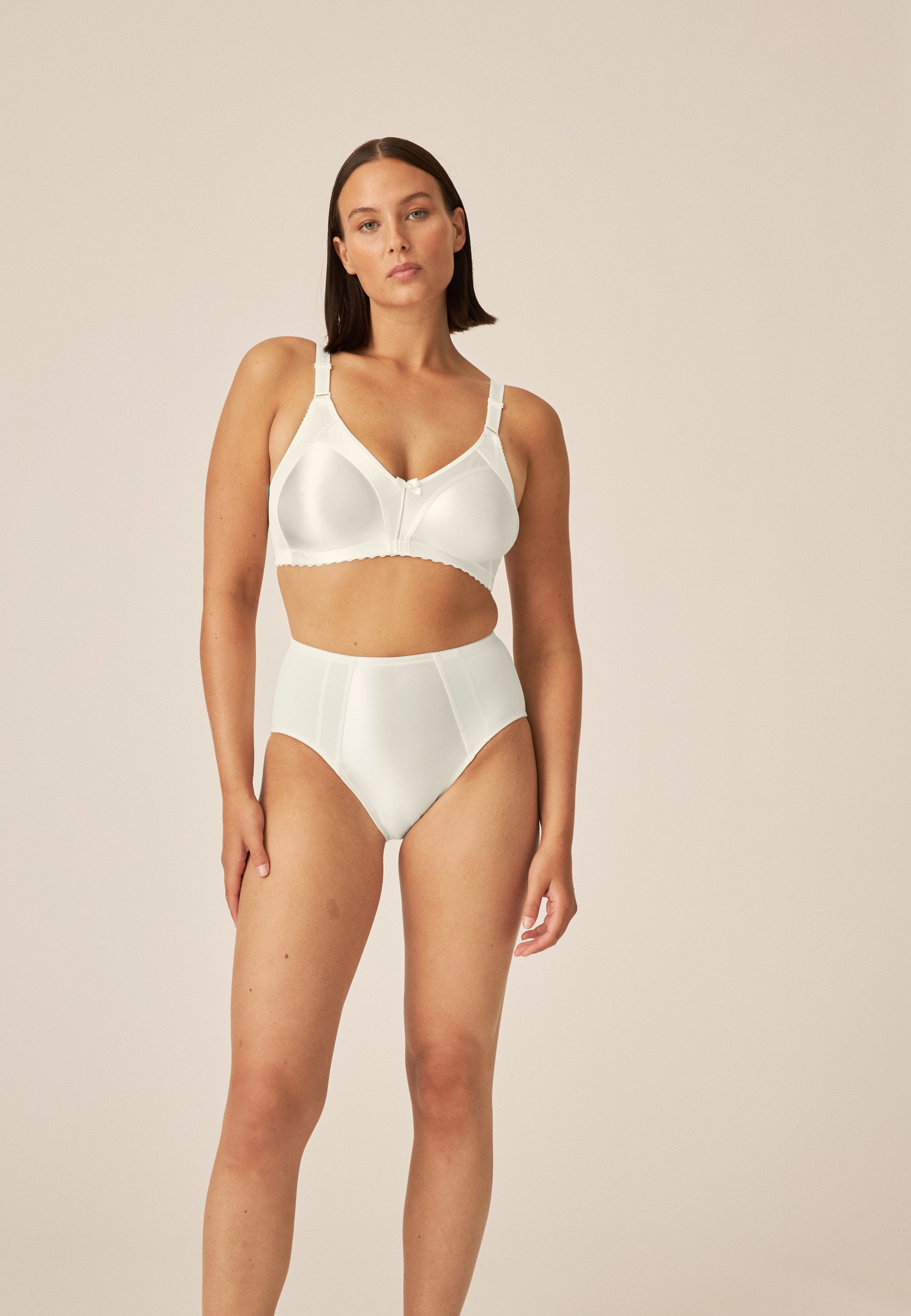 Model zeigt den Naturana Minimizer Soft -BH in der Farbe Champagner