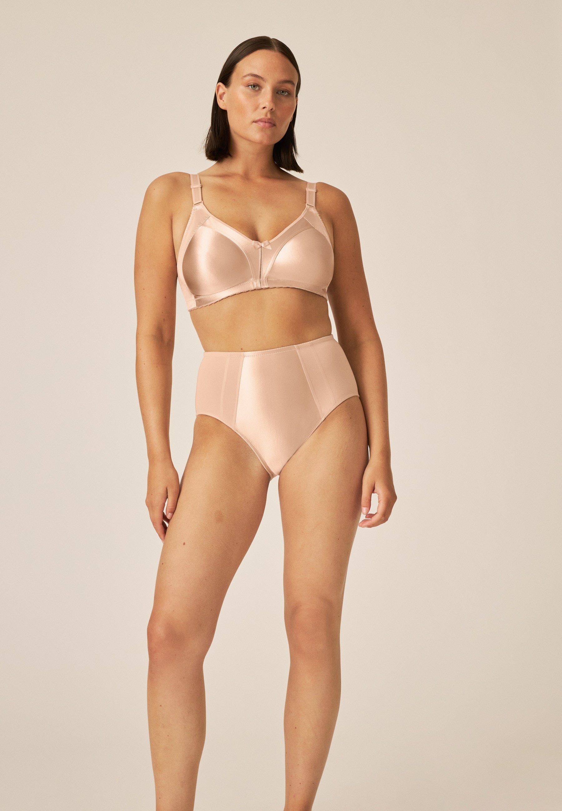 Model zeight den Naturana Minimizer Soft -BH in der Farbe Light Beige