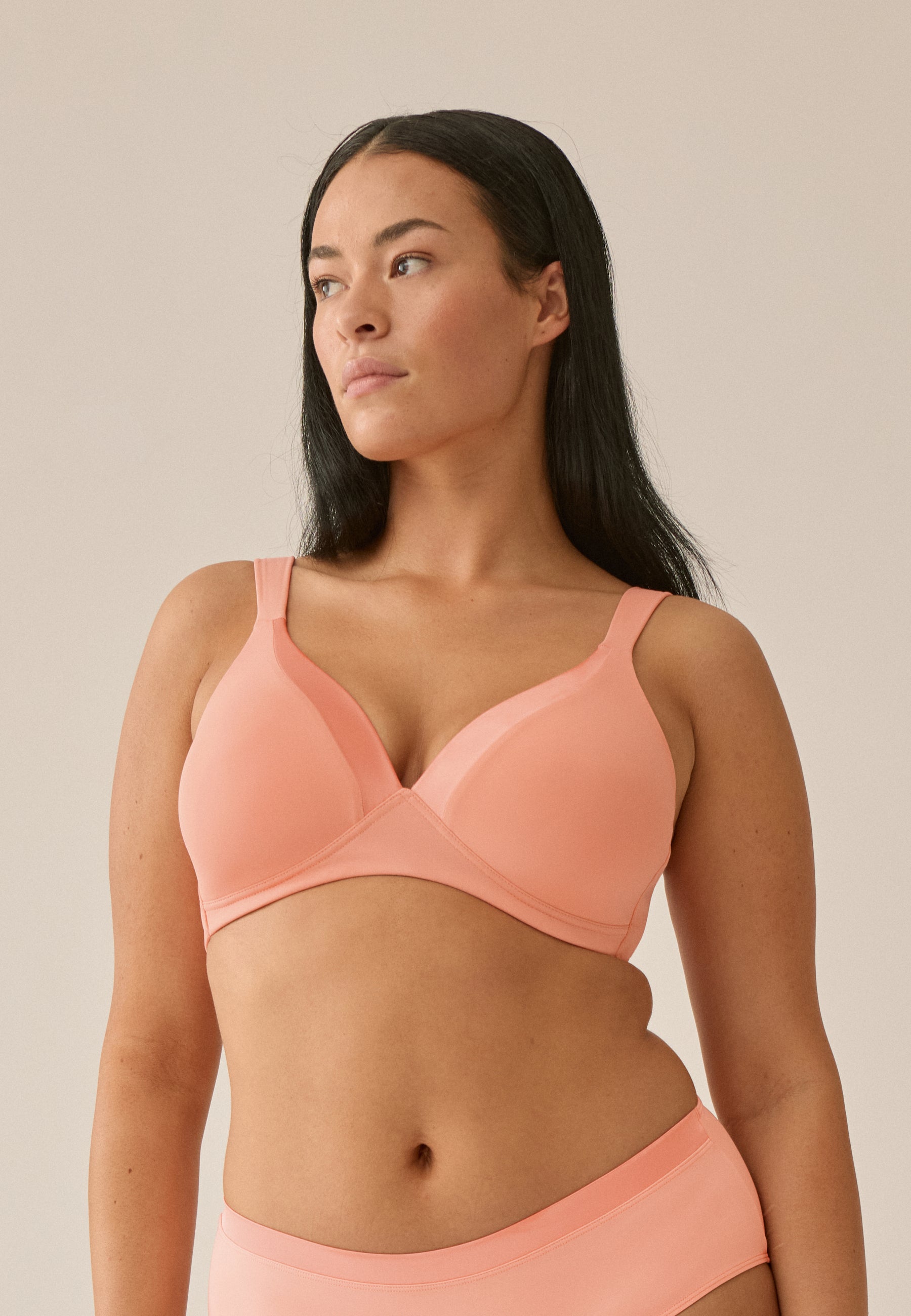 Model trägt NATURANA Schalen-BH ohne Bügel und Panty in der Farbe Clay, frontale Nahaufnahme