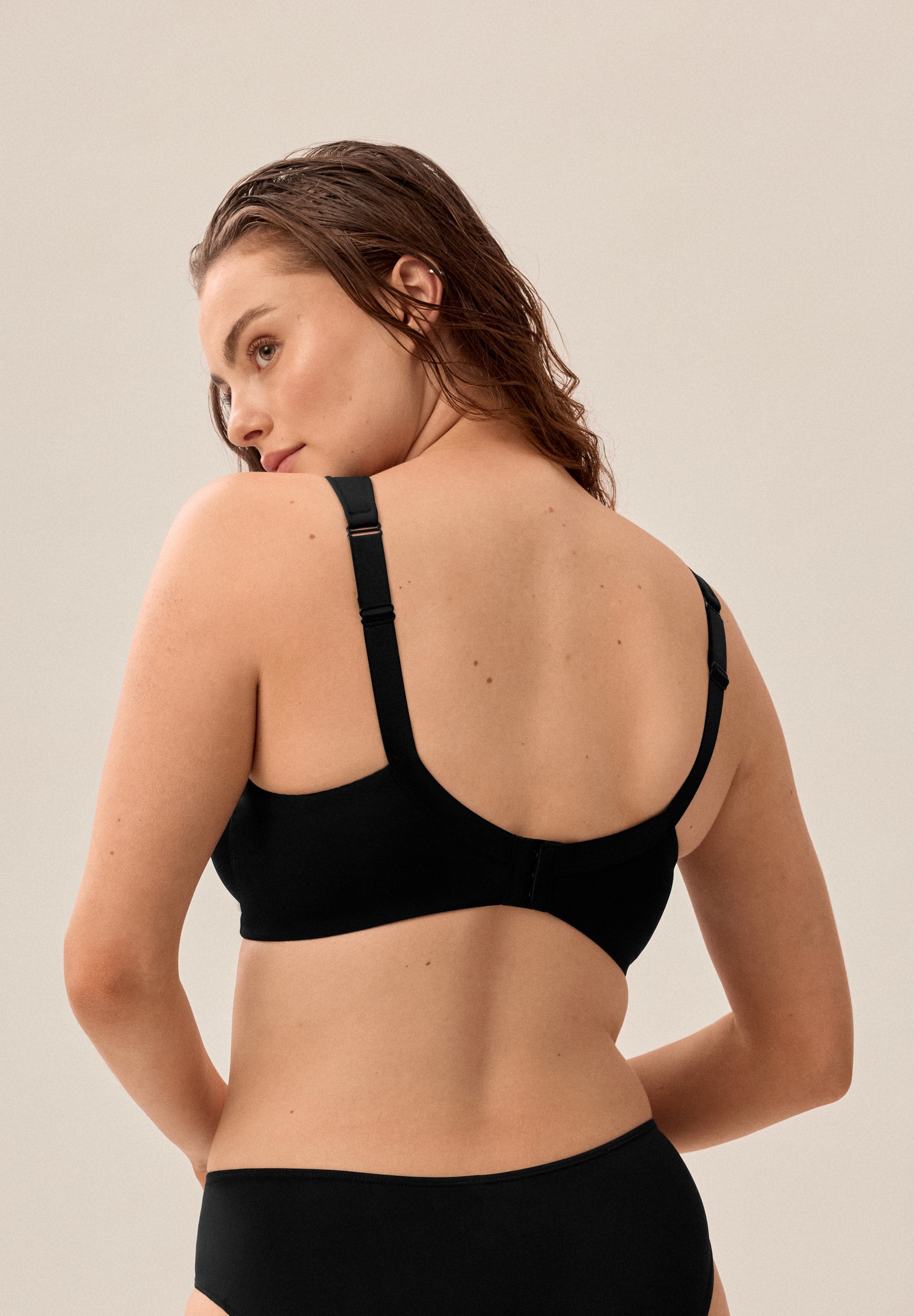 Wireless Bra with Cup and Glossy Ribbon - Black